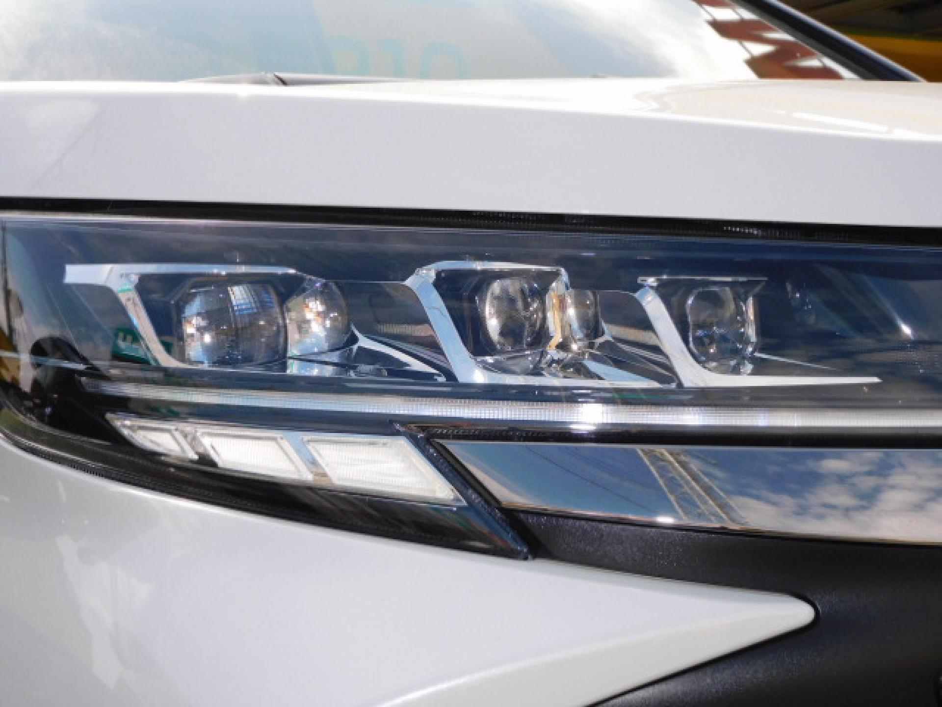 オートレベリング機能付プロジェクター式3眼LEDヘッドランプ＋アダプティブハイビームシステム（※）メーカーオプション