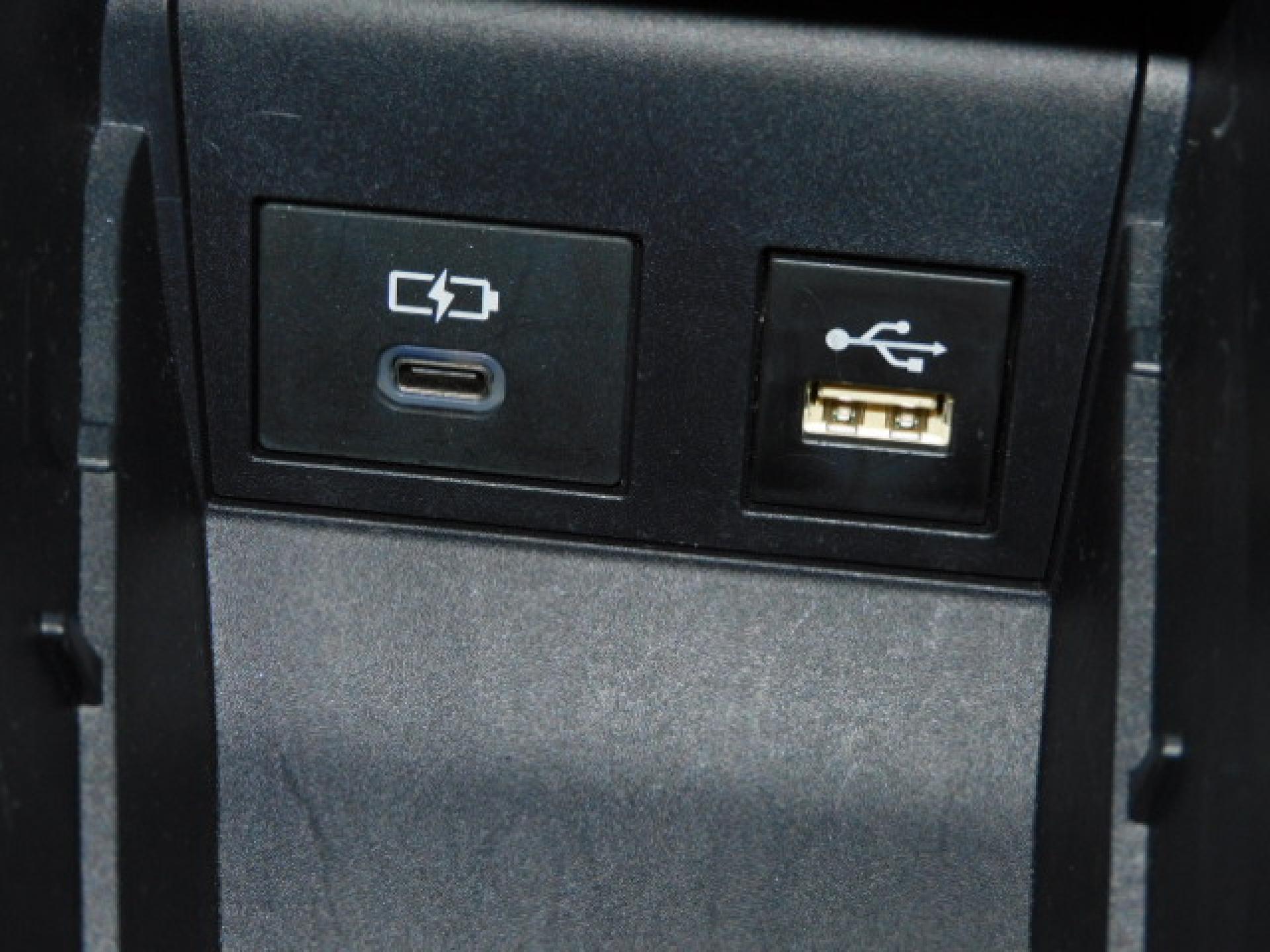 シフト横小物入れ内に充電用USB（Type-C）、通信用USB（Type-A）、各1個付いています。