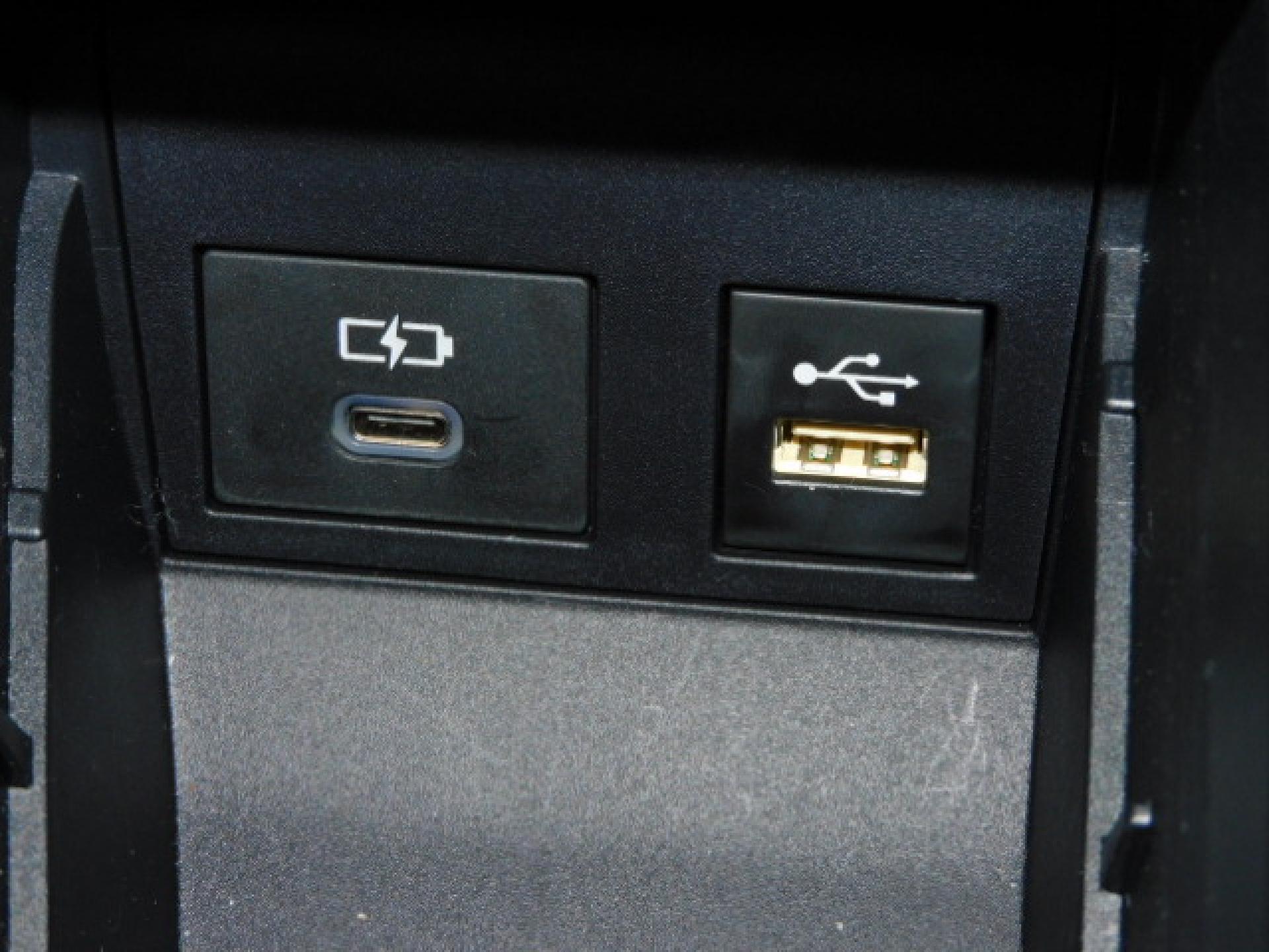 シフト横小物入れ内に充電用USB（Type-C）、通信用USB（Type-A）、各1個付いています。