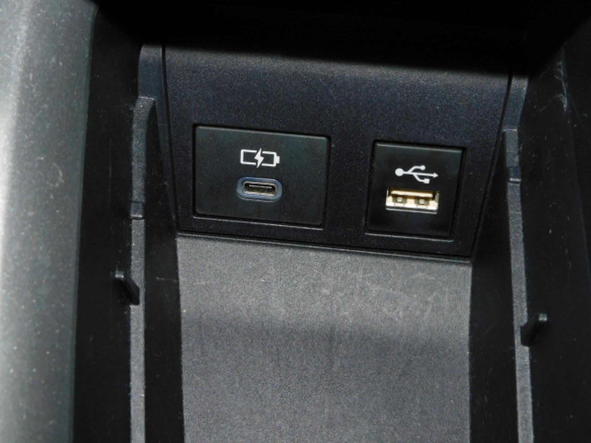 シフト横小物入れ内に充電用USB（Type-C）、通信用USB（Type-A）、各1個付いています。