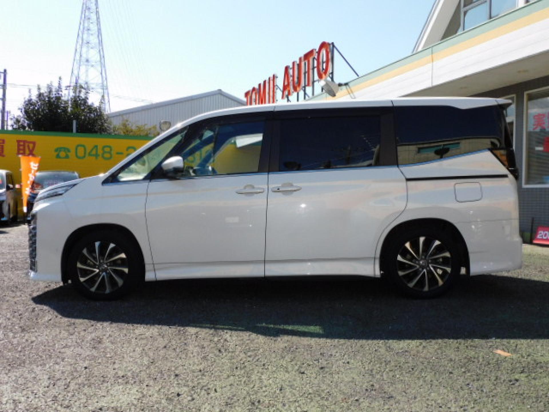 ホワイトパールクリスタルシャイン！ハンズフリーパワースライドドア（※）メーカーオプション快適利便パッケージHigh、ユニバーサルステップ（助手席側）（※）メーカーオプション