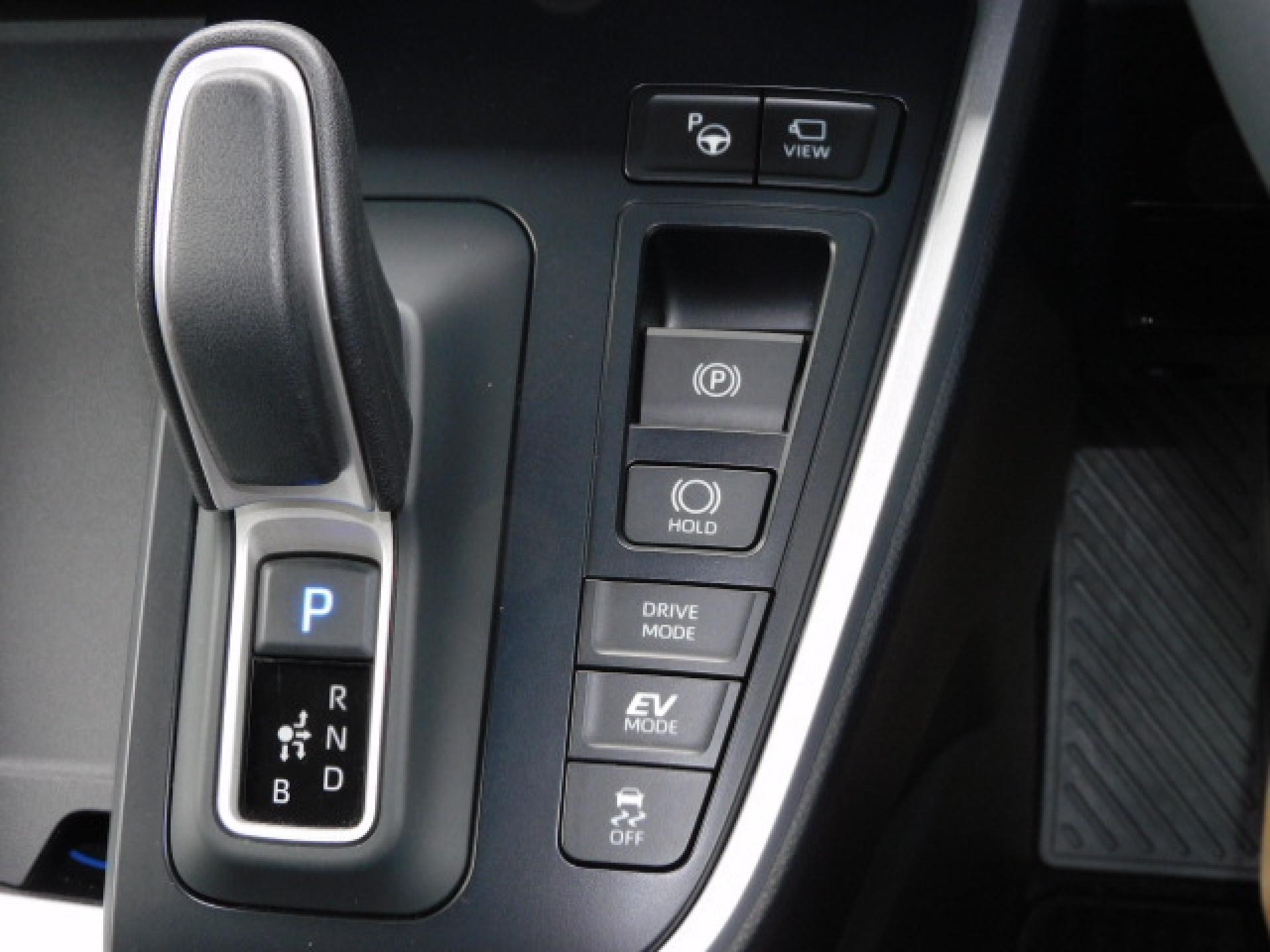 （上から）アドバンストパーク、パノラミックビューモニター（※）メーカーオプション トヨタチームメイト、電動パーキングブレーキ＆ブレーキホールド、ドライブモード、TRC