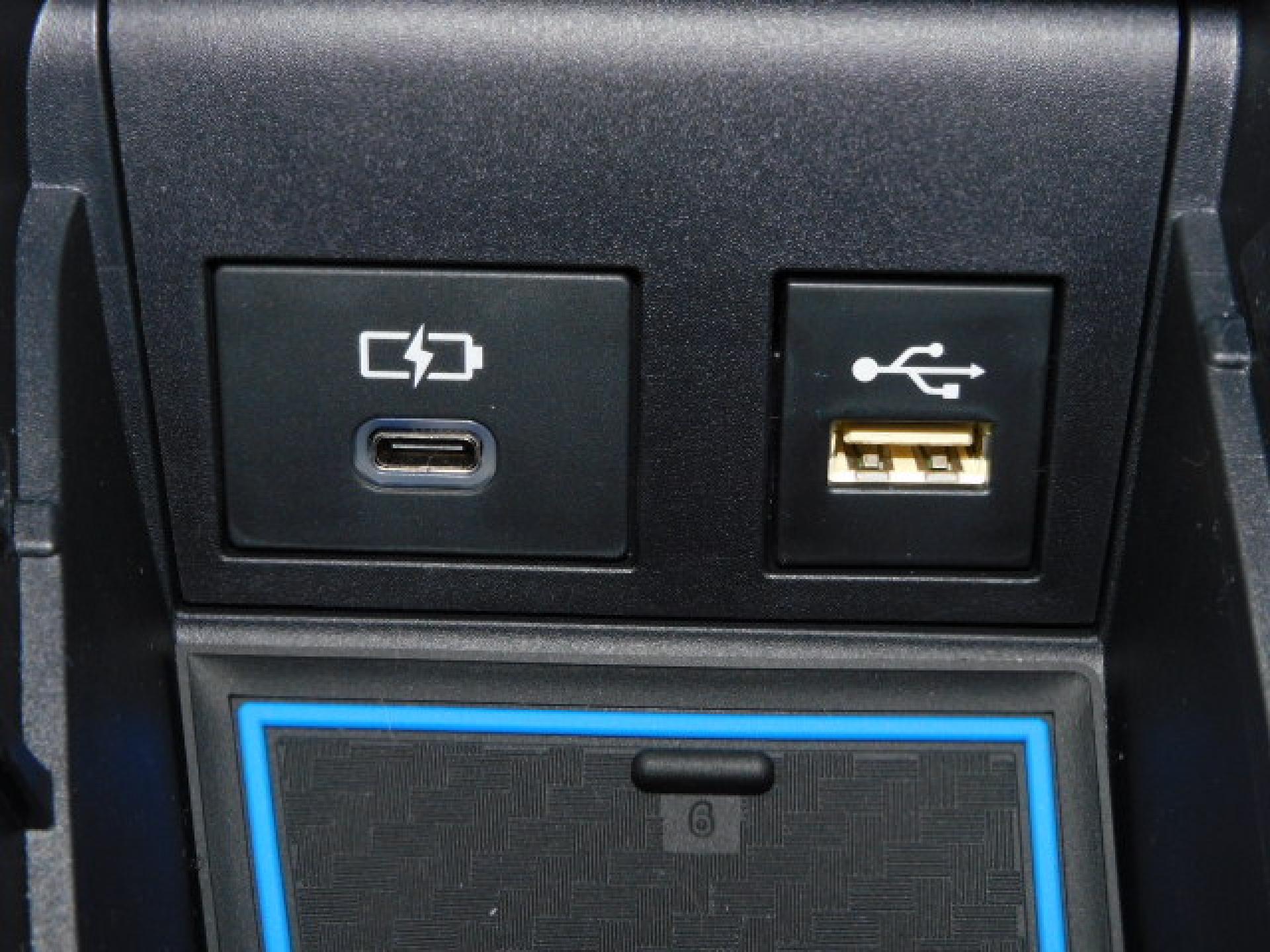 シフト横小物入れ内に充電用USB（Type-C）、通信用USB（Type-A）、各1個付いています。