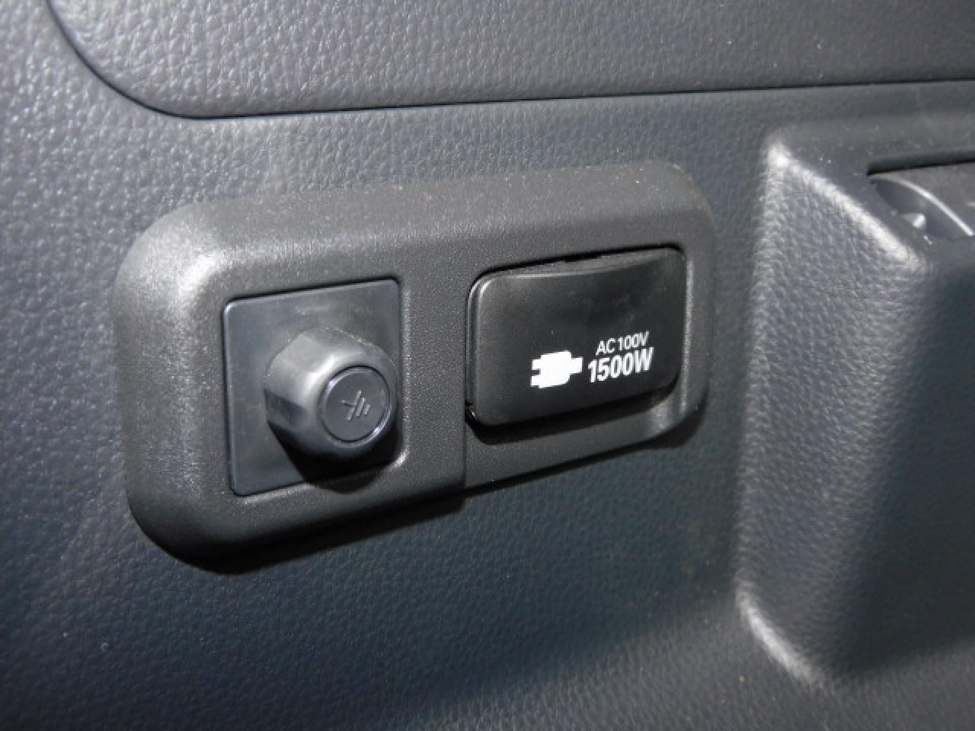 サードシート左後方には便利なACコンセントが付いております。