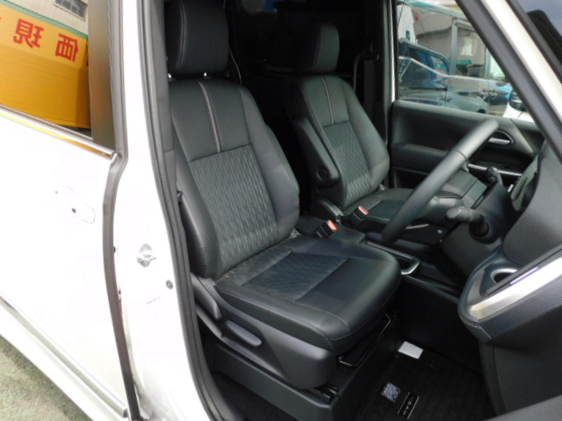 前席＋2列目シートヒーター（※）メーカーオプション快適利便パッケージHigh