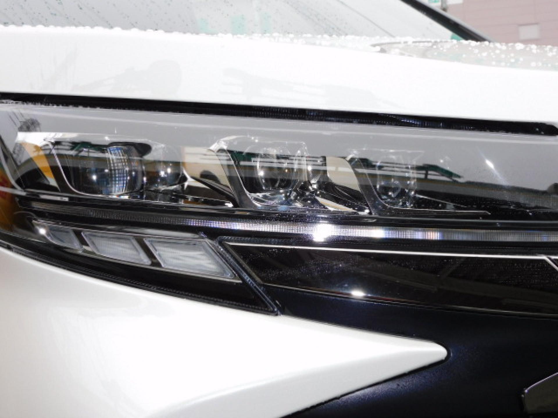 オートレベリング機能付プロジェクター式3眼LEDヘッドランプ+アダプティブハイビームシステム(※)メーカーオプション