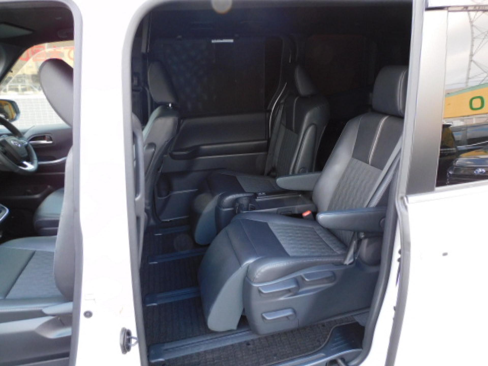 7人乗り（超ロングスライド＋リクライニング＋両側アームレスト）、折りたたみ式サイドテーブル、オットマン＆シートヒーター（※）メーカーオプション快適利便パッケージHigh