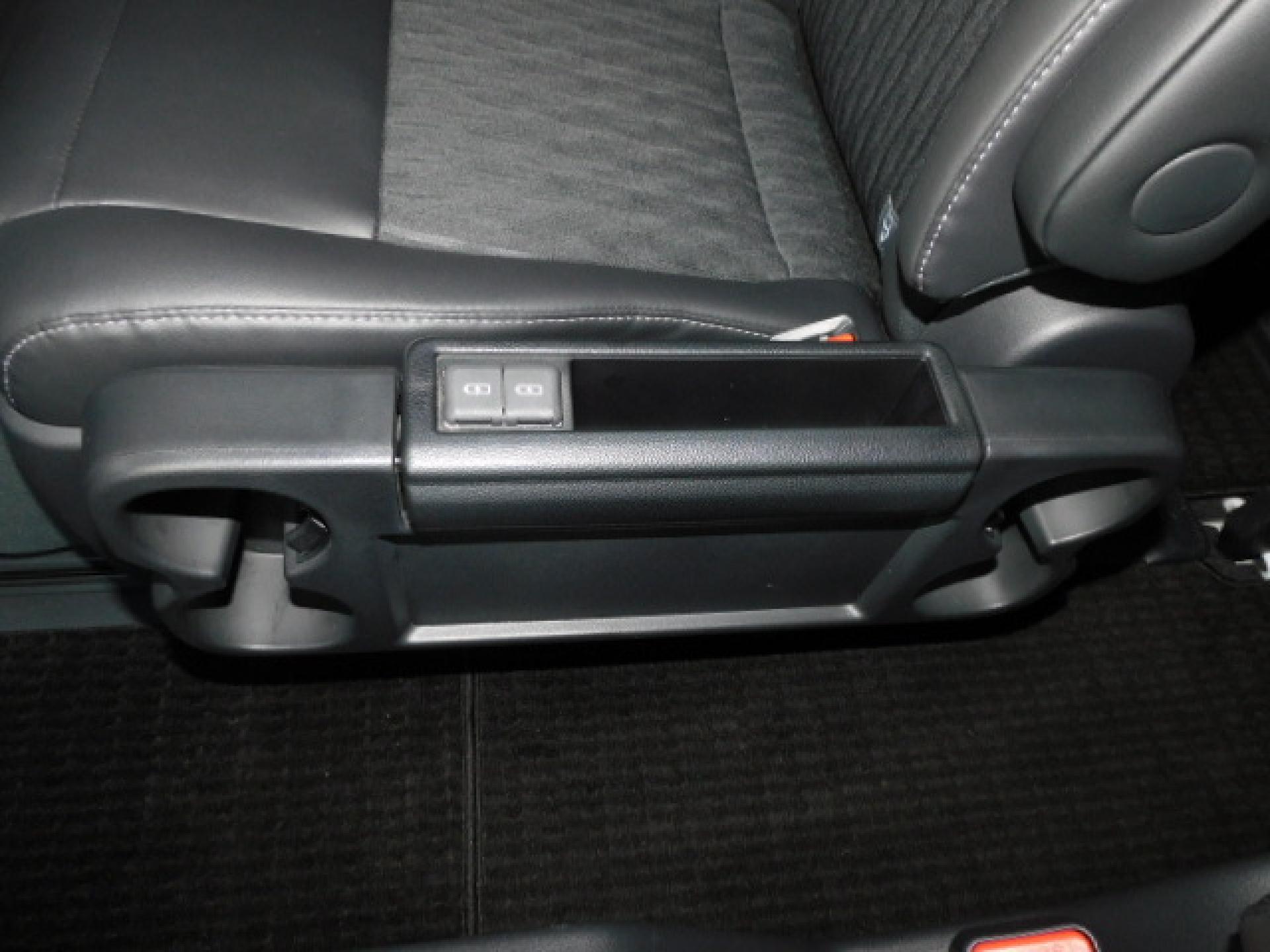 折りたたみ式セカンドシートサイドテーブル（カップホルダー×4・充電用USB×2）