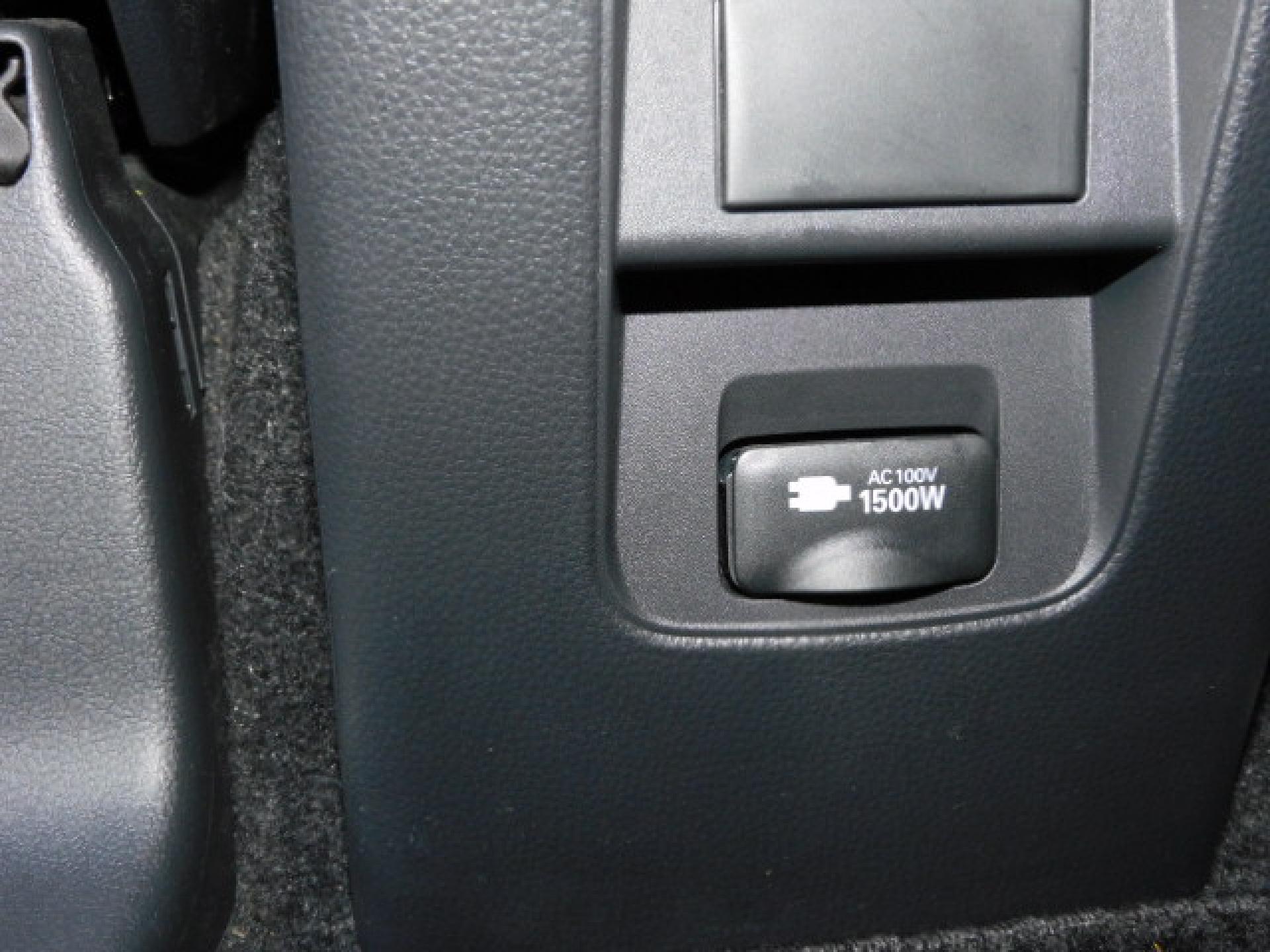 1500Wコンセント（センターコンソール後部）
