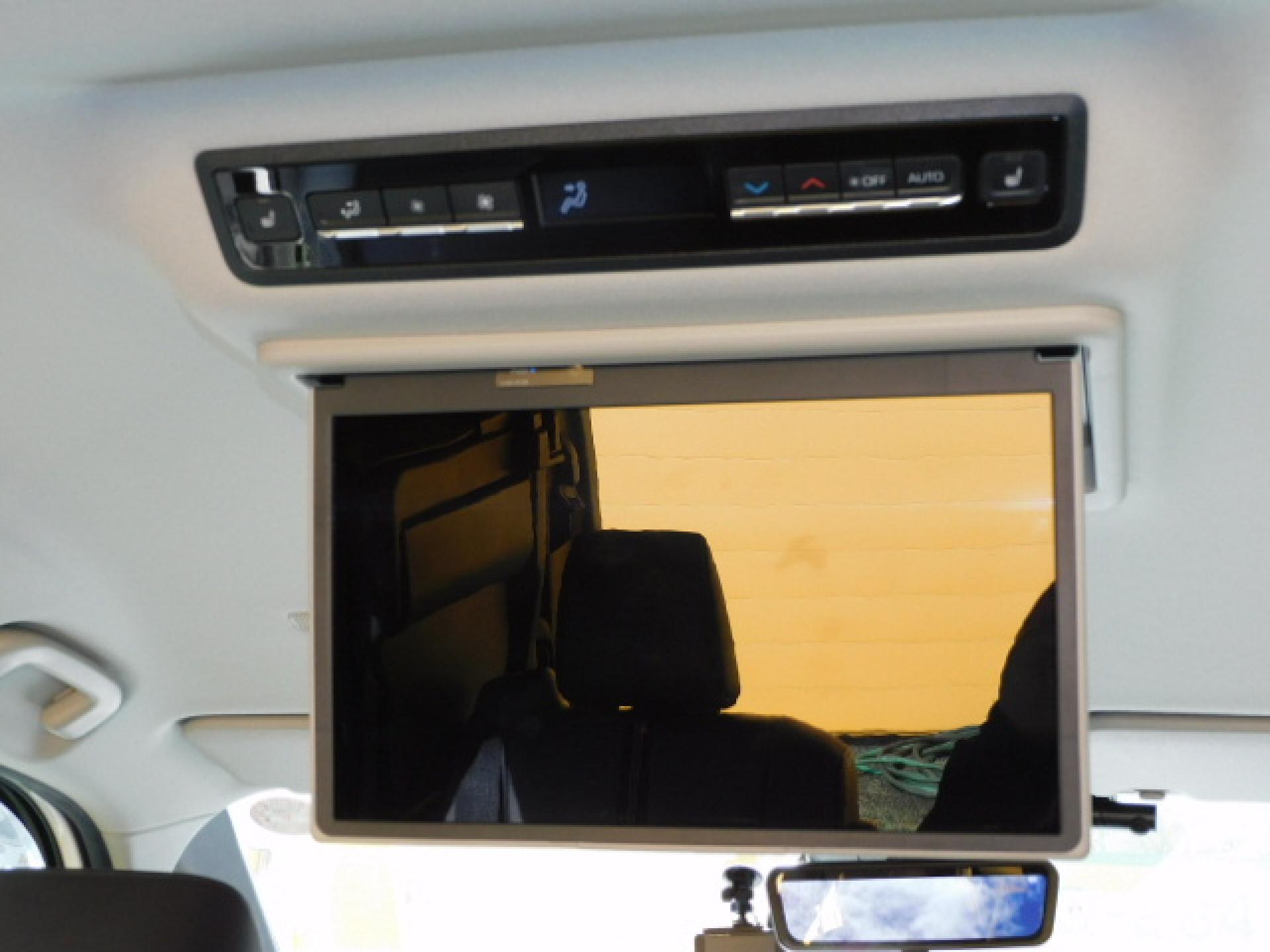 純正14インチ有機EL後席フリップダウンモニター(V14T-R72R)、後席オートエアコン、2列目シートヒーター(※)メーカーオプション快適利便パッケージHigh