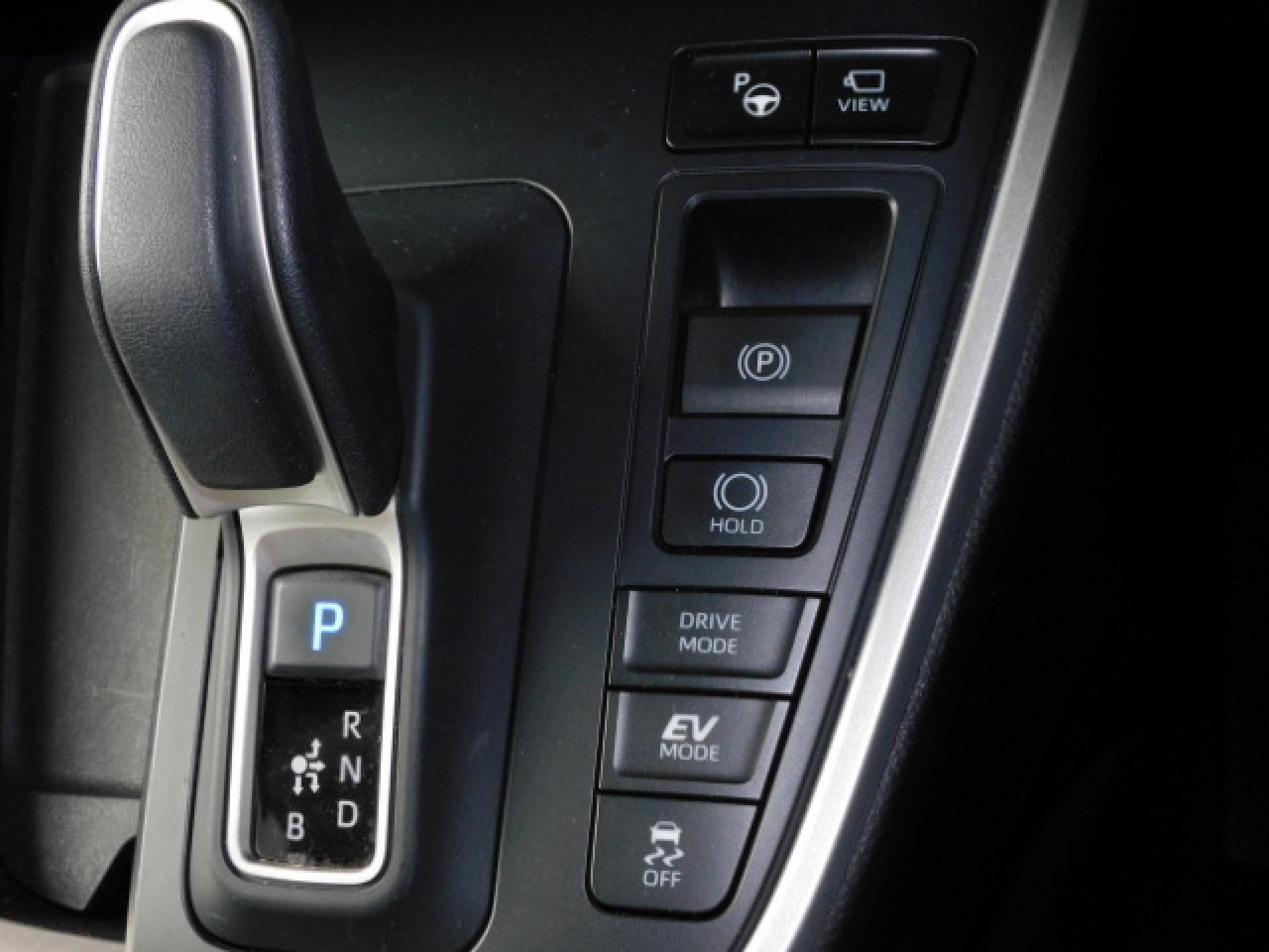 (上から)アドバンストパーク、パノラミックビューモニター(※)メーカーオプション トヨタチームメイト、電動パーキングブレーキ&ブレーキホールド、ドライブモード、TRC