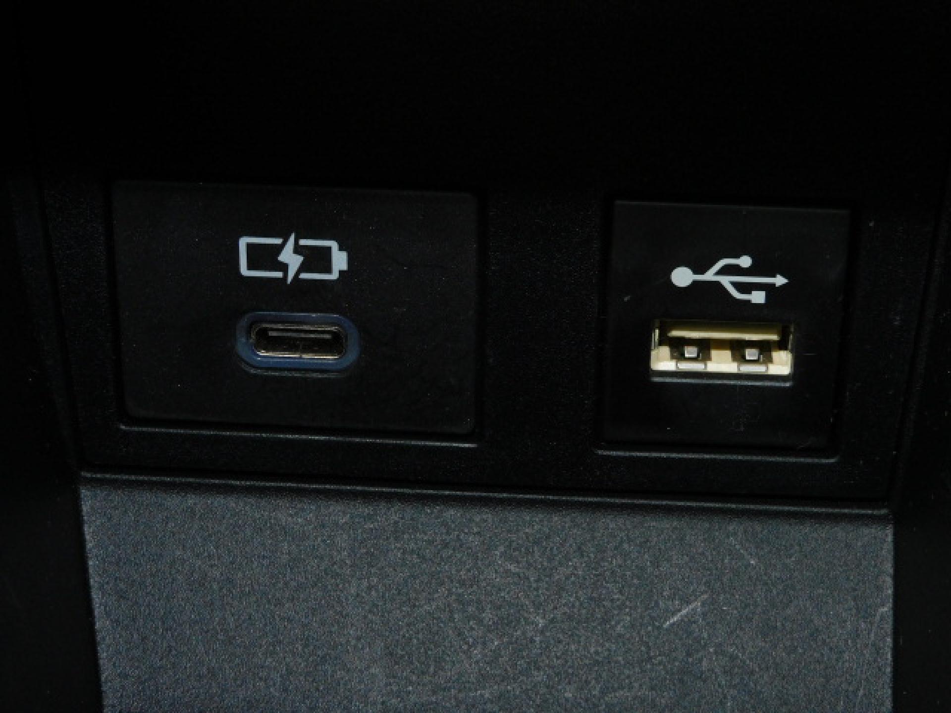 シフト横小物入れ内に充電用USB(Type-C)、通信用USB(Type-A)、各1個付いています。