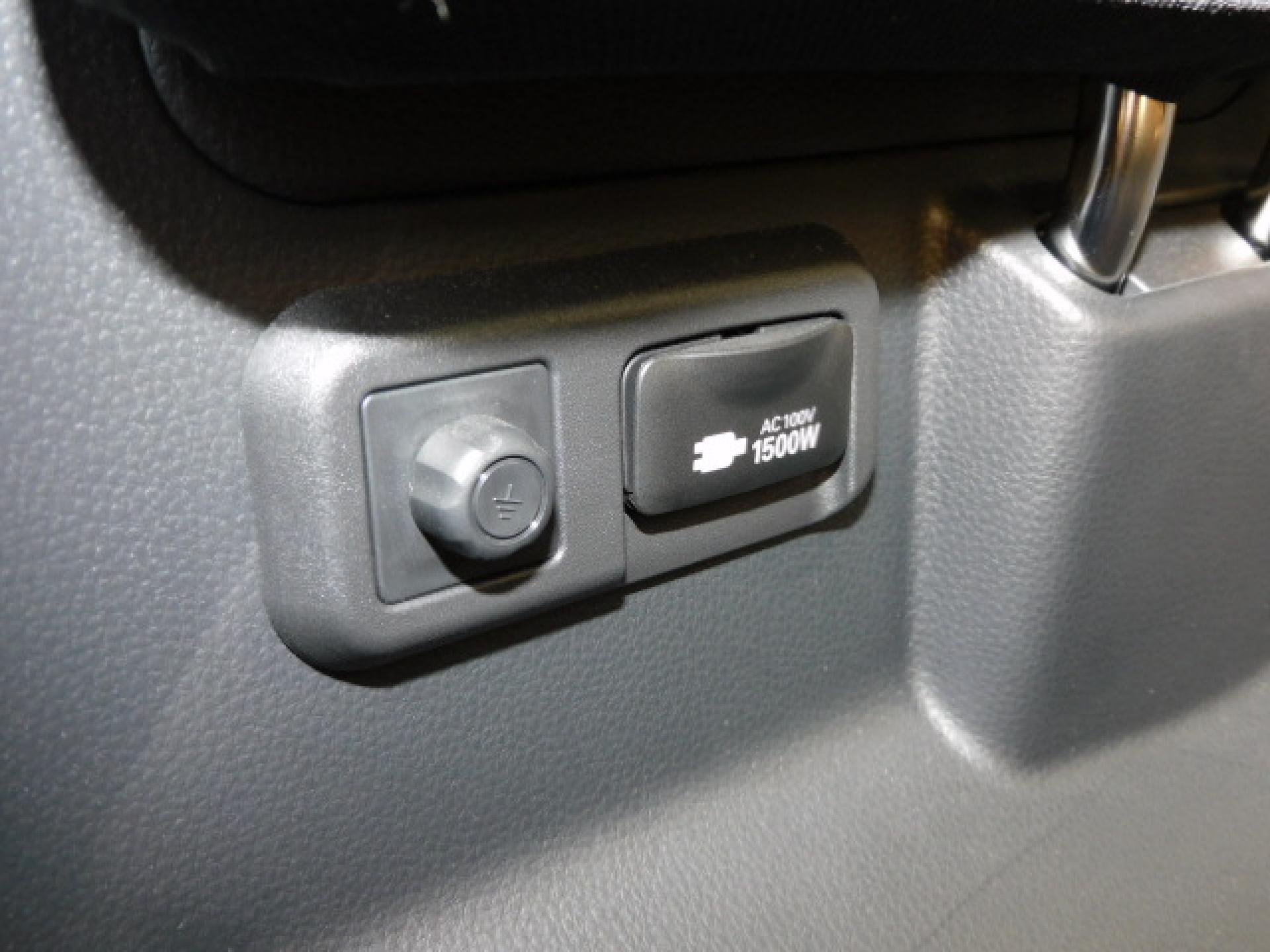 サードシート左後方には便利なACコンセントが付いております。