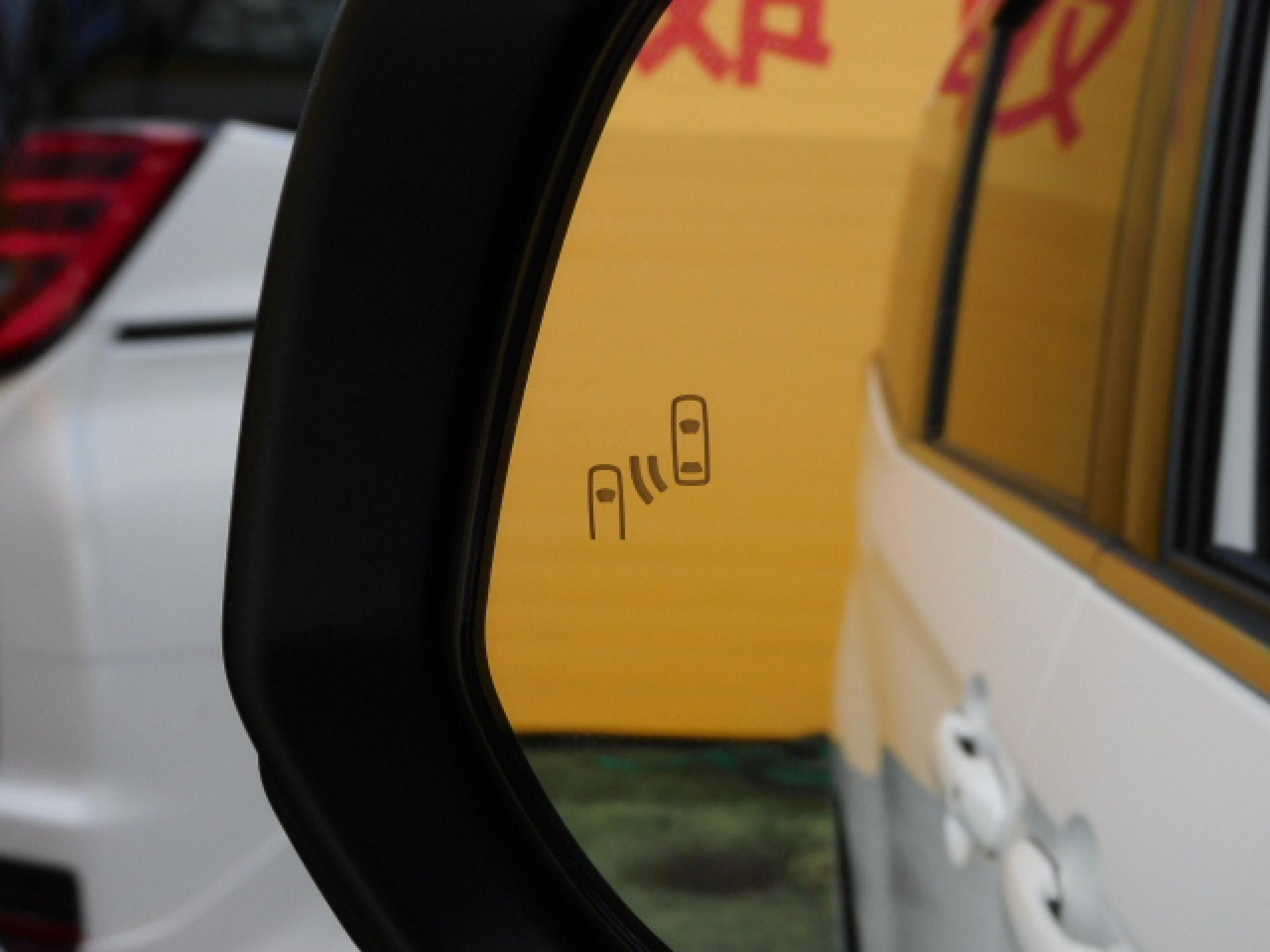 ブラインドスポットモニター+安心降車アシスト(※)メーカーオプション