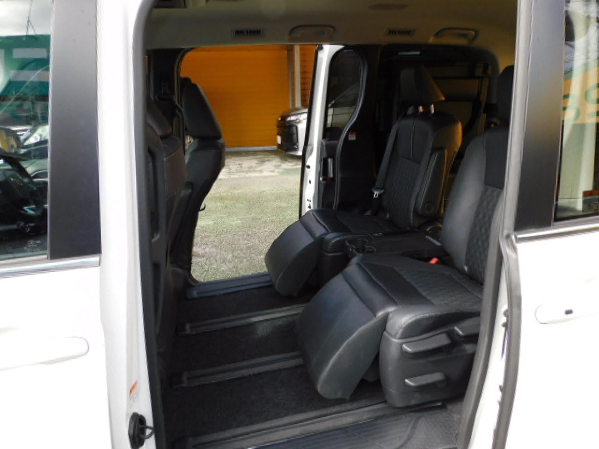 7人乗り(超ロングスライド+リクライニング+両側アームレスト)、折りたたみ式サイドテーブル、オットマン&シートヒーター(※)メーカーオプション快適利便パッケージHigh