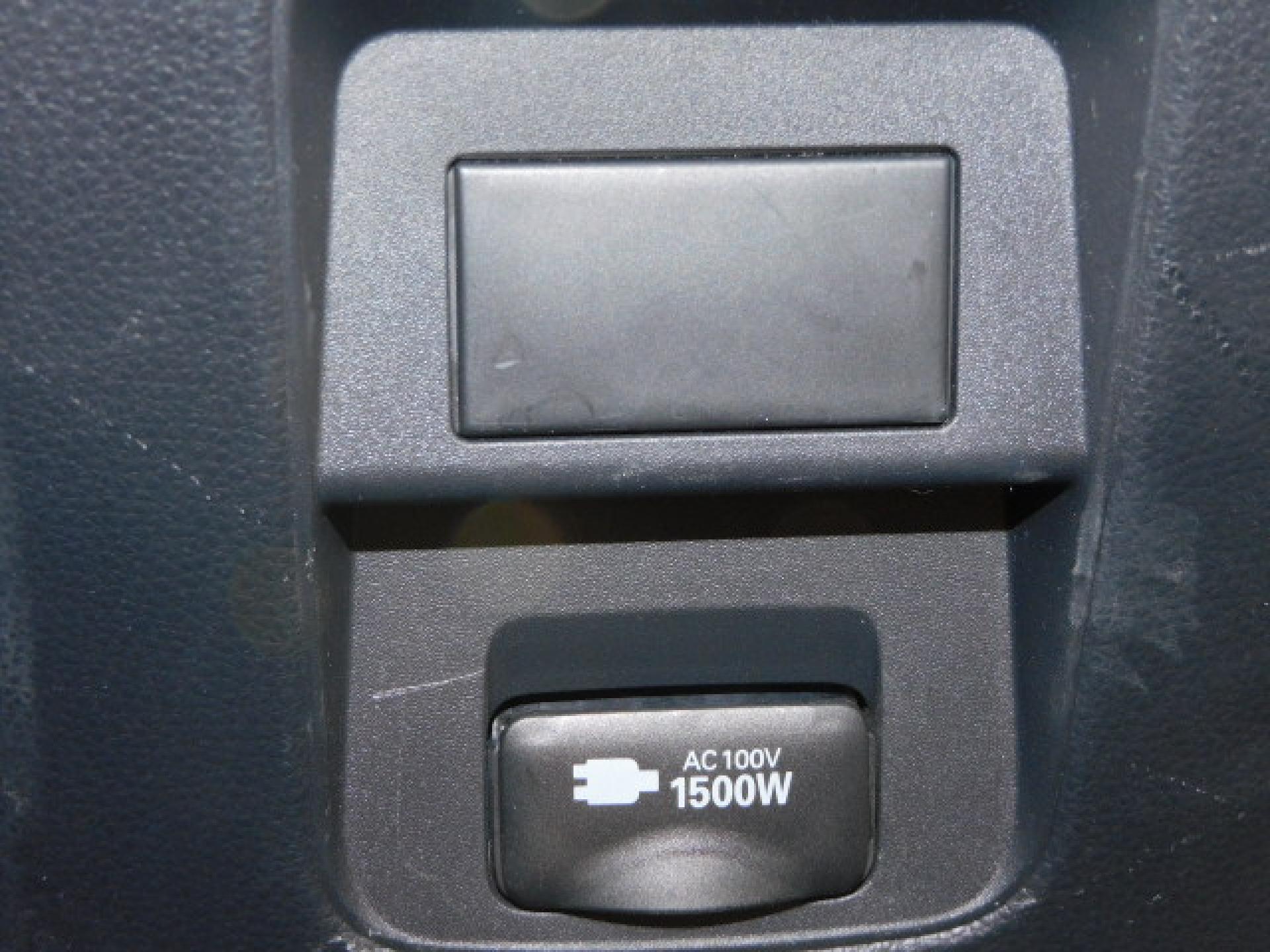 1500Wコンセント(センターコンソール後部)