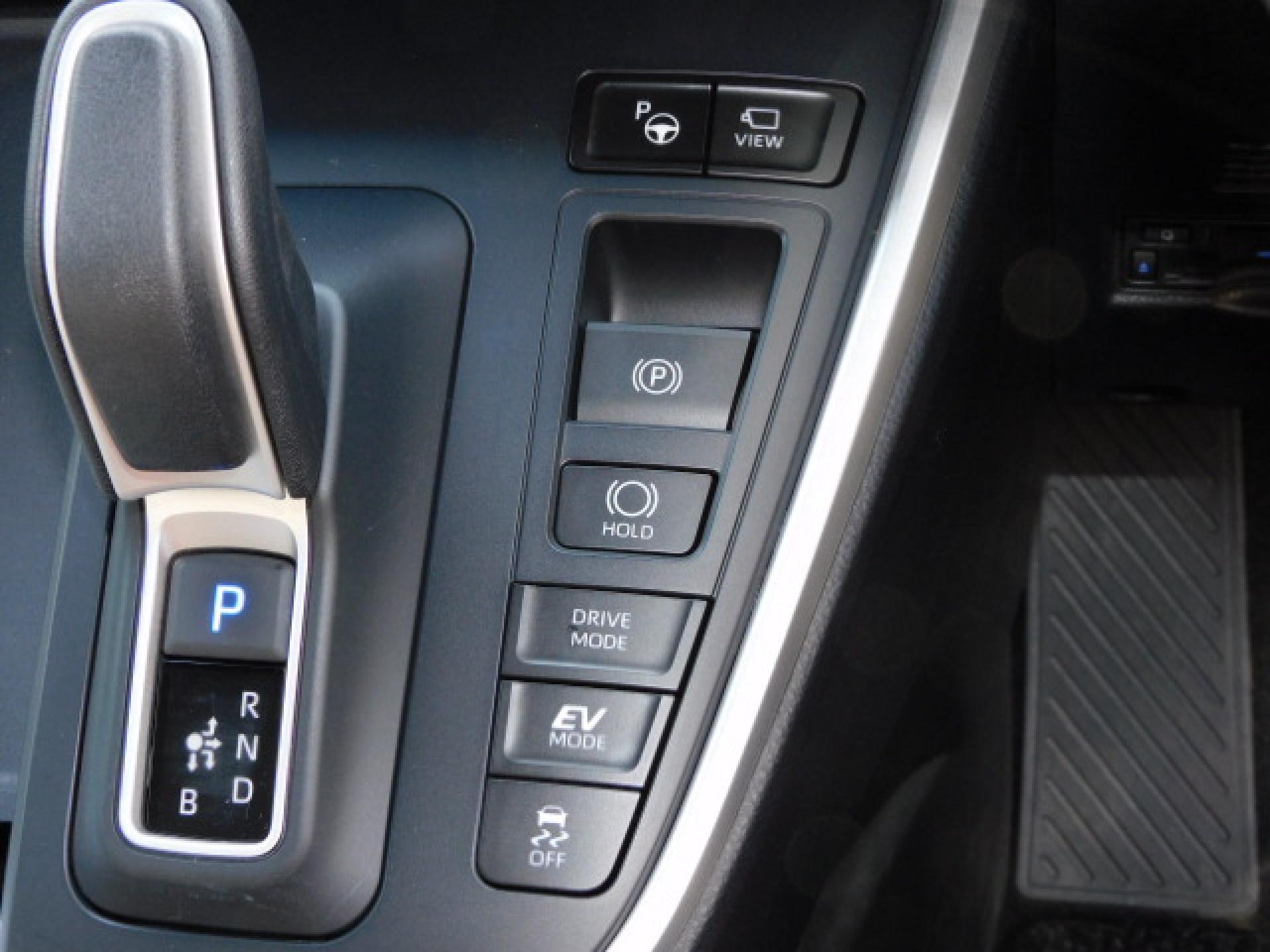 (上から)アドバンストパーク、パノラミックビューモニター(※)メーカーオプション トヨタチームメイト、電動パーキングブレーキ&ブレーキホールド、ドライブモード、TRC