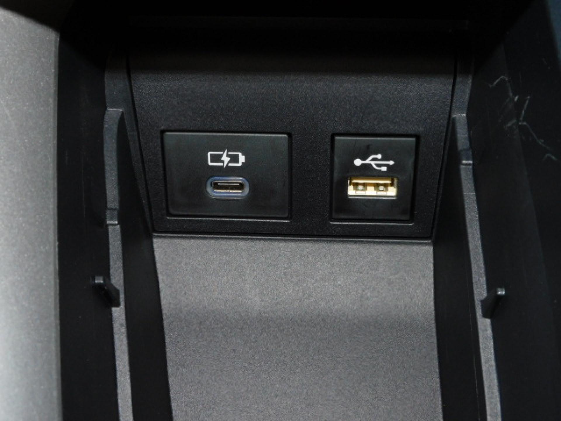 シフト横小物入れ内に充電用USB(Type-C)、通信用USB(Type-A)、各1個付いています。