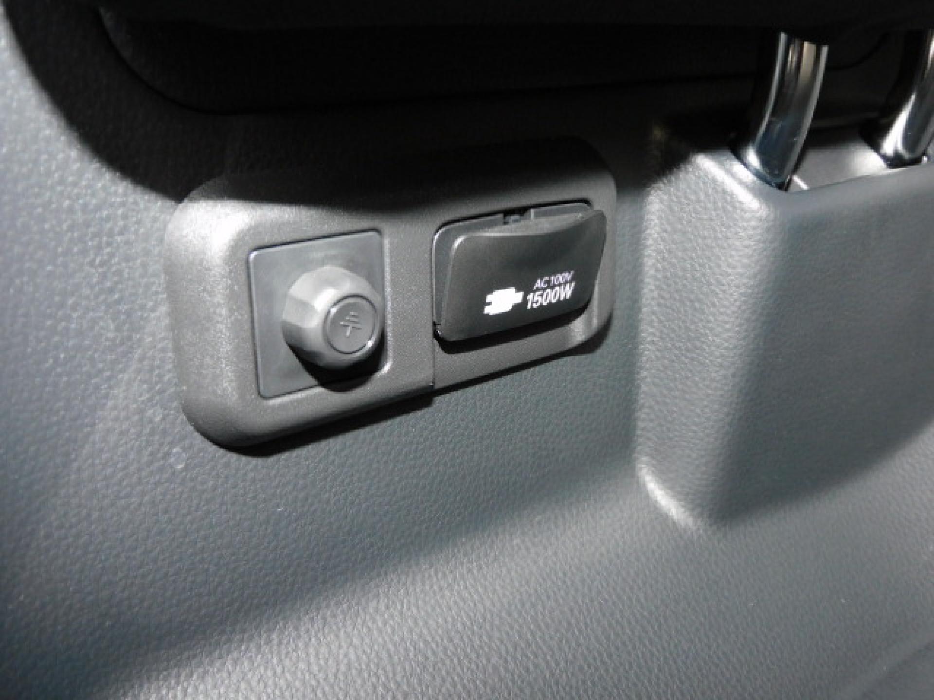 サードシート左後方には便利なACコンセントが付いております。