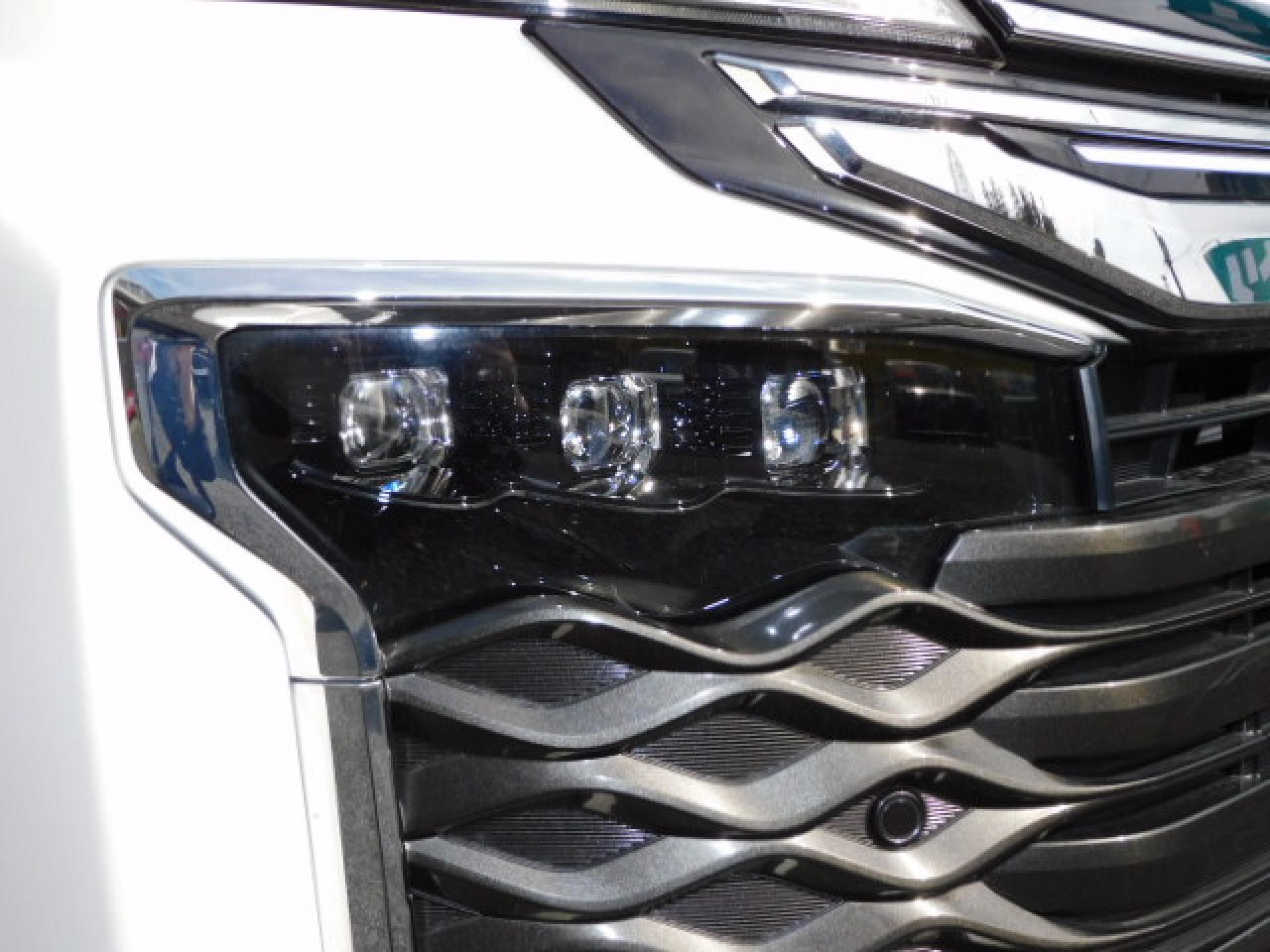 オートレベリング機能付プロジェクター式3眼LEDヘッドランプ+アダプティブハイビームシステム(※)メーカーオプション