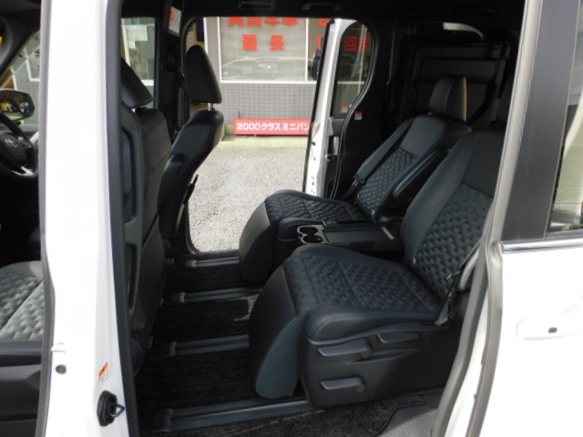 7人乗り(超ロングスライド+リクライニング+両側アームレスト)、折りたたみ式サイドテーブル、オットマン&シートヒーター(※)メーカーオプション快適利便パッケージHigh