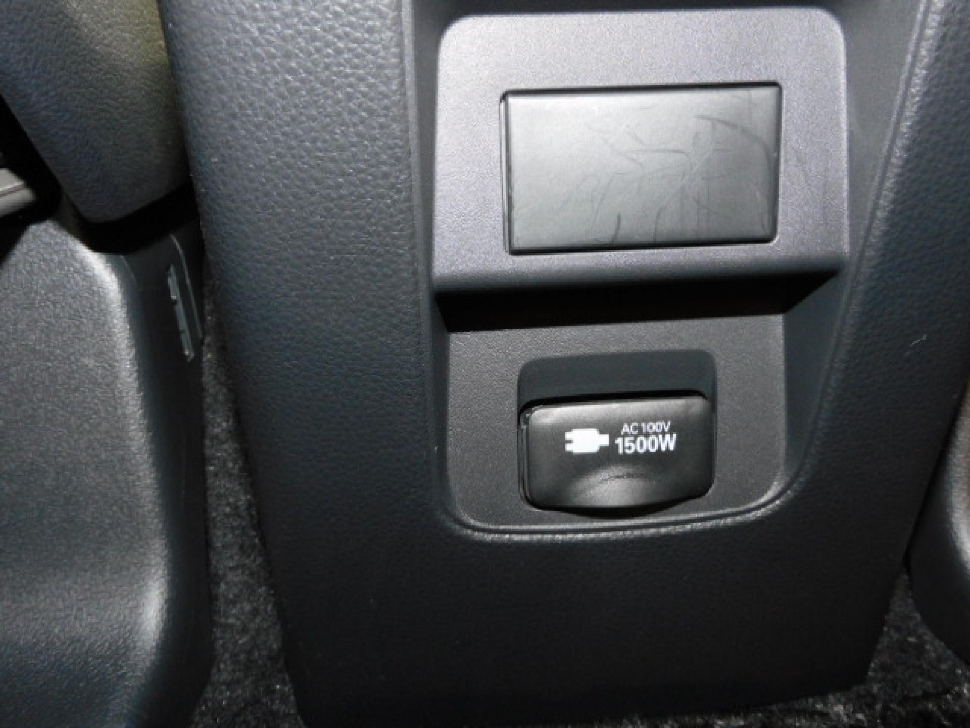 1500Wコンセント(センターコンソール後部)