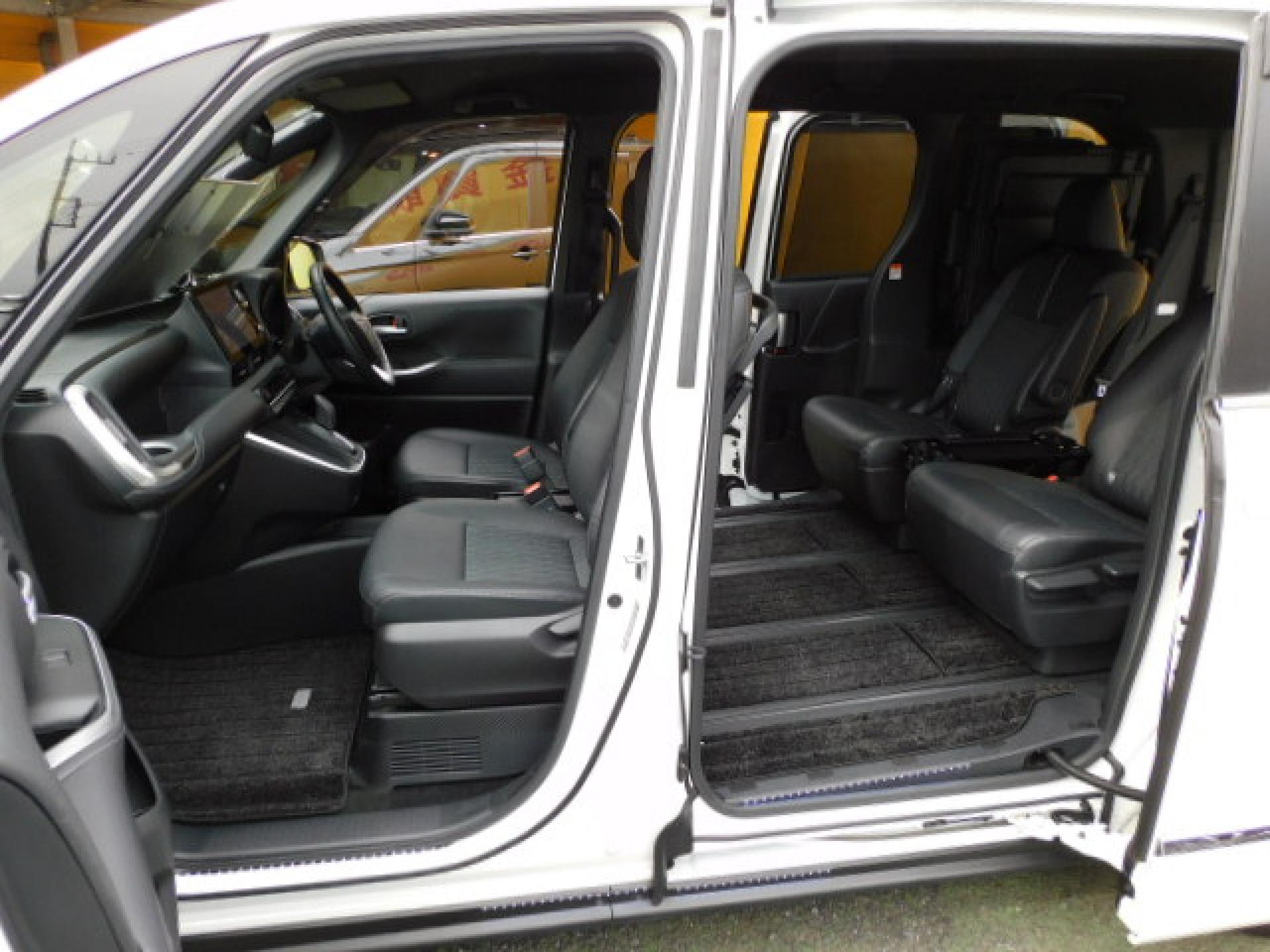 超ロングスライドモードでのシートアレンジです。LEDスマートフットライト（スライドドア）（※）ディーラーオプション