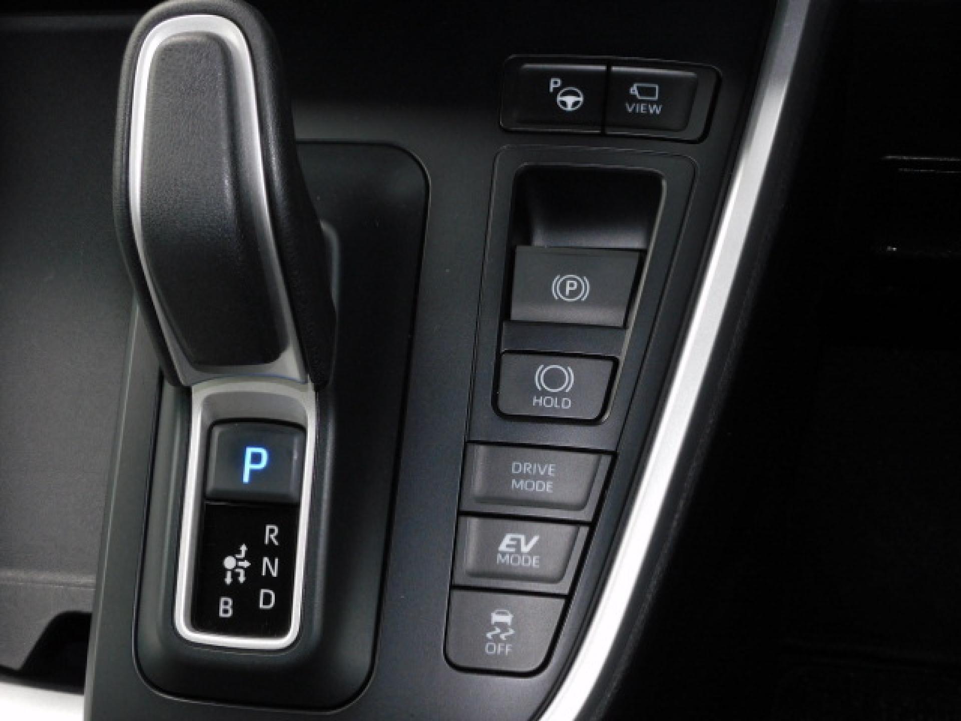 （上から）アドバンストパーク、パノラミックビューモニター（※）メーカーオプション トヨタチームメイト、電動パーキングブレーキ＆ブレーキホールド、ドライブモード、TRC