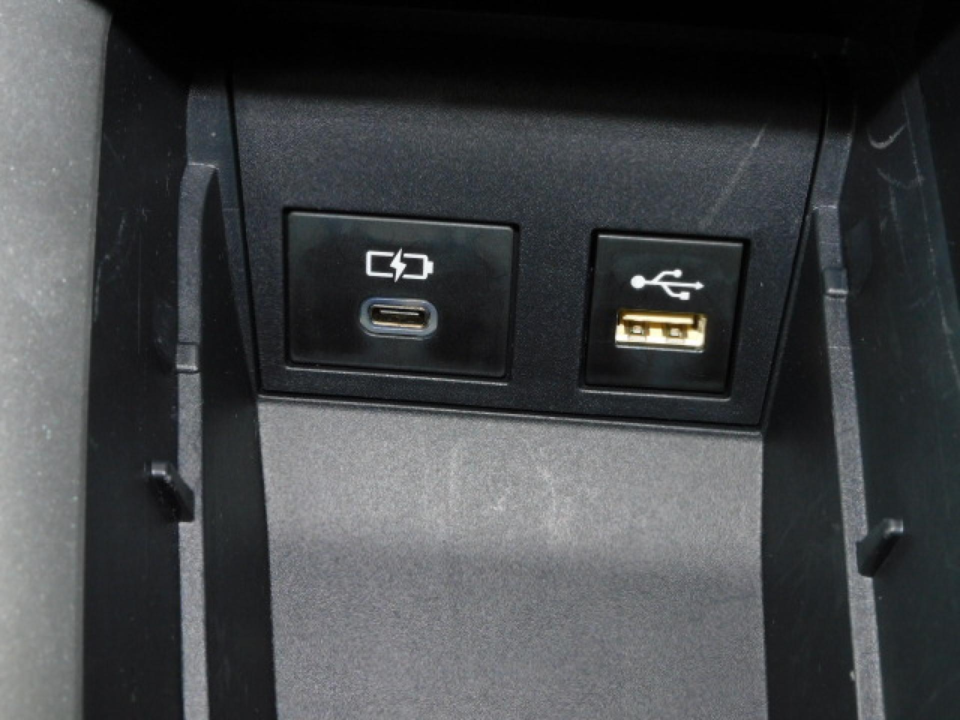 シフト横小物入れ内に充電用USB（Type-C）、通信用USB（Type-A）、各1個付いています。