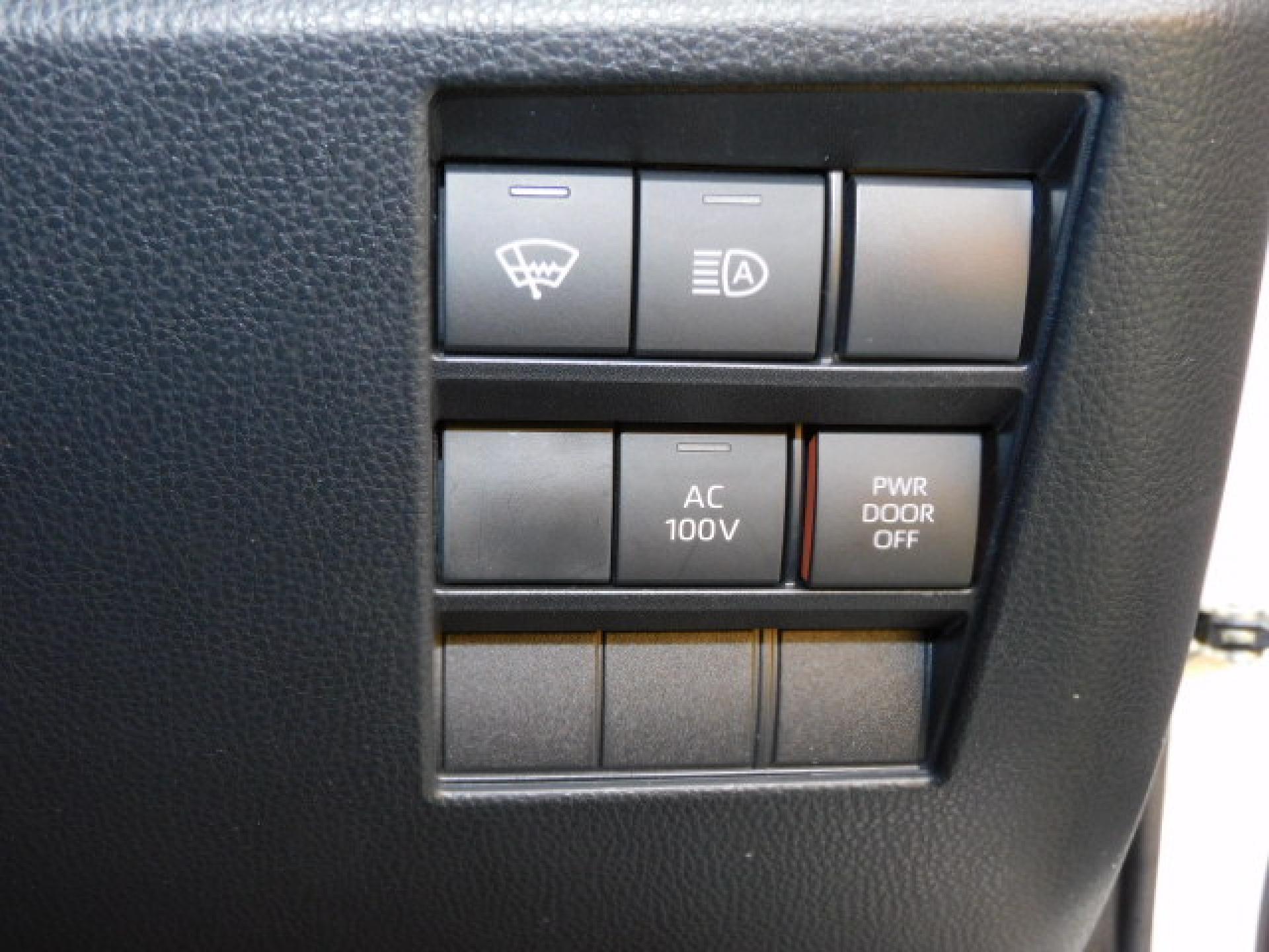 ウィンドシールドデアイサー＆PTCヒーター（※）メーカーオプション 寒冷地仕様、オートマチックハイビーム、AC100V/1500Wメインスイッチ、パワードアメインスイッチ