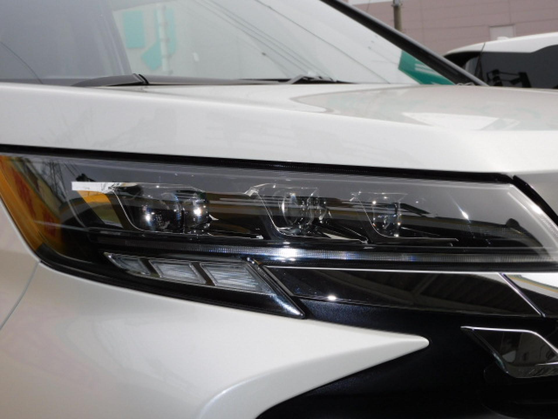 オートレベリング機能付プロジェクター式3眼LEDヘッドランプ＋アダプティブハイビームシステム（※）メーカーオプション