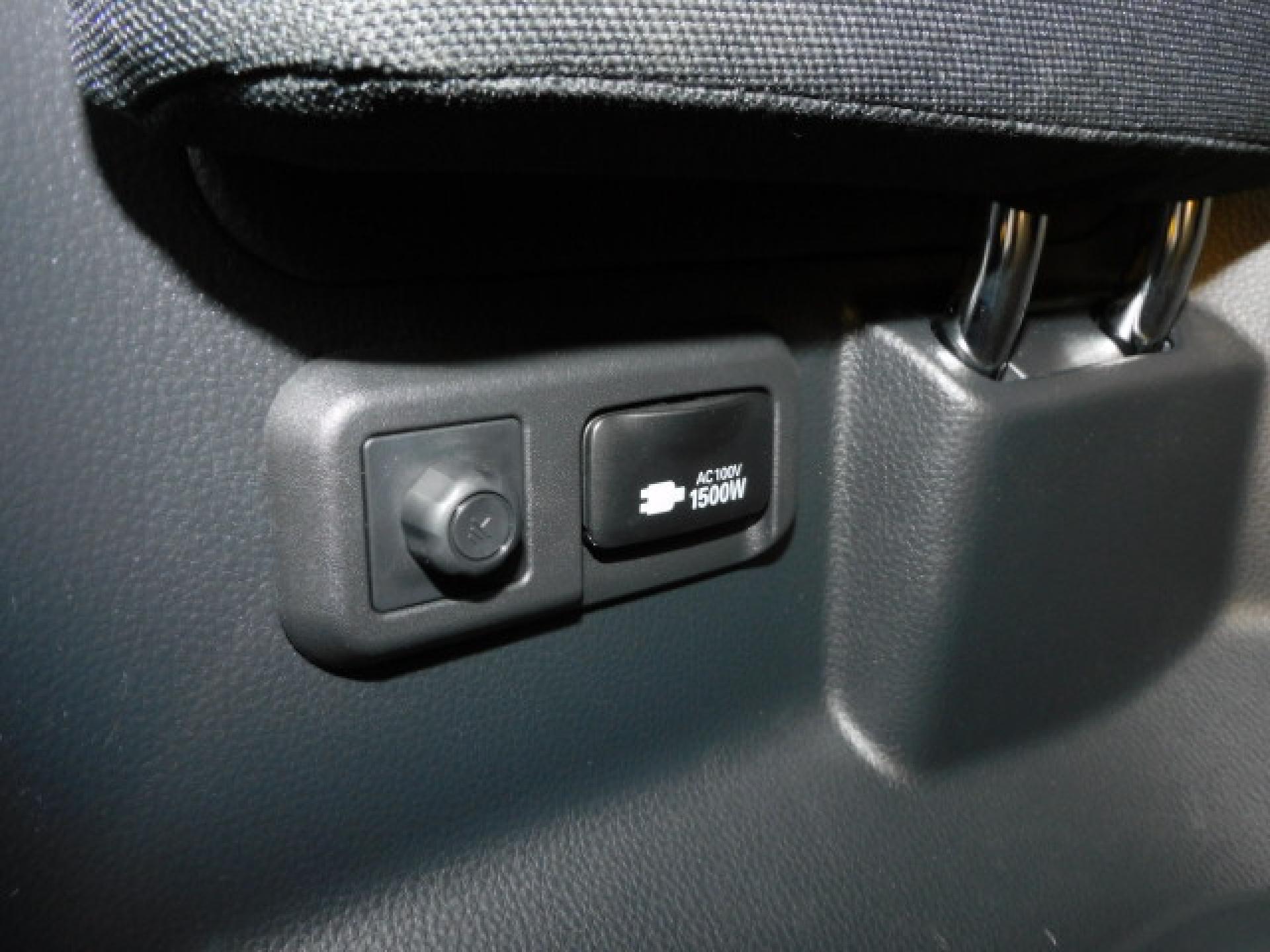 サードシート左後方には便利なACコンセントが付いております。