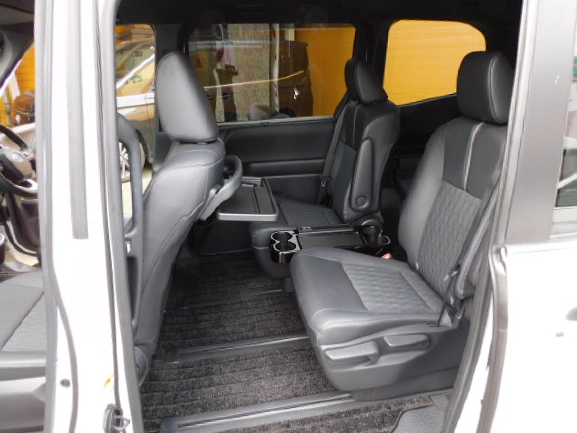 7人乗り（超ロングスライド＋リクライニング＋両側アームレスト）、折りたたみ式サイドテーブル、シートヒーター（※）メーカーオプション快適利便パッケージHigh、シートバックテーブル（ディーラーオプション）