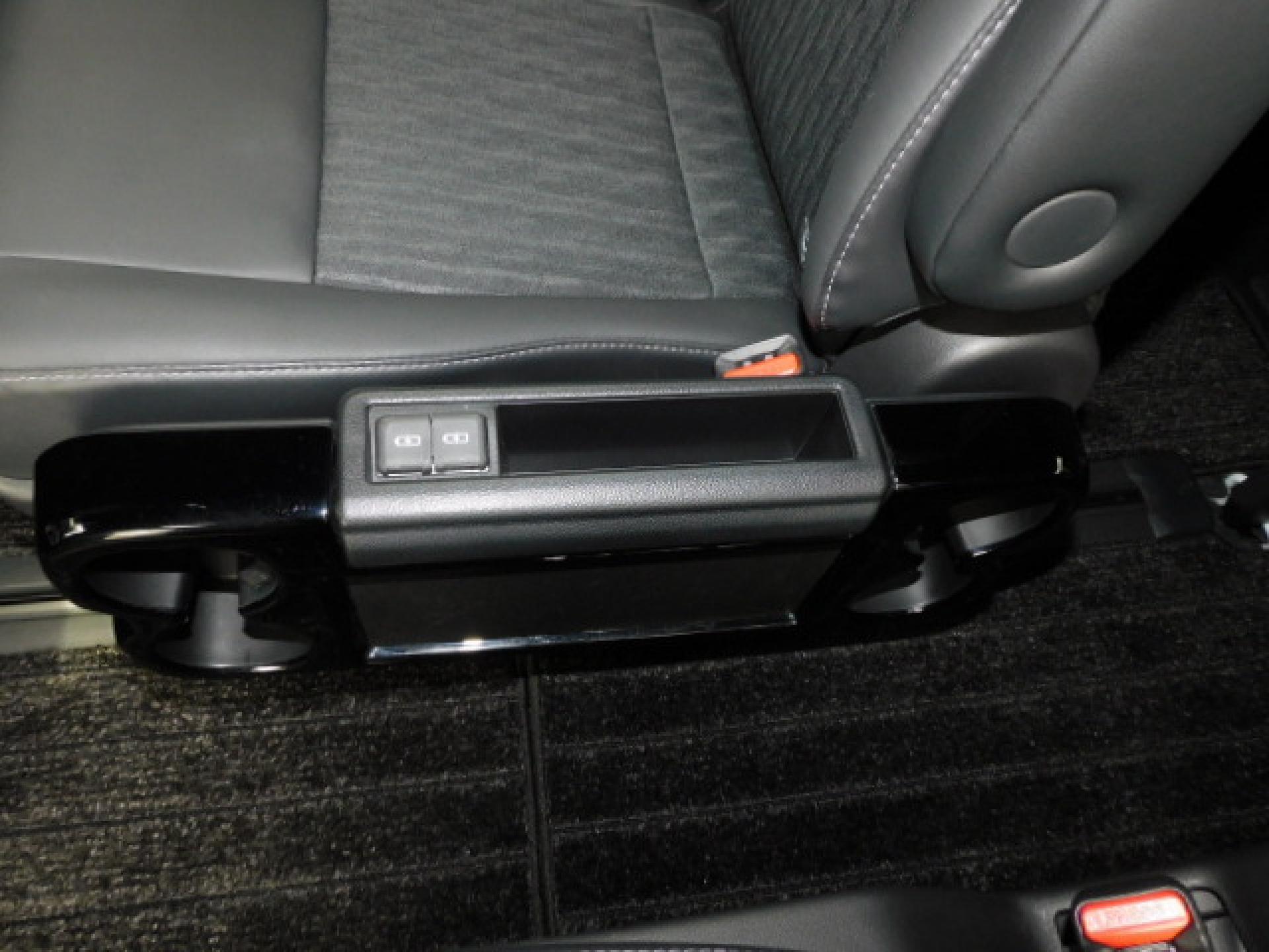 折りたたみ式セカンドシートサイドテーブル（カップホルダー×4・充電用USB×2）