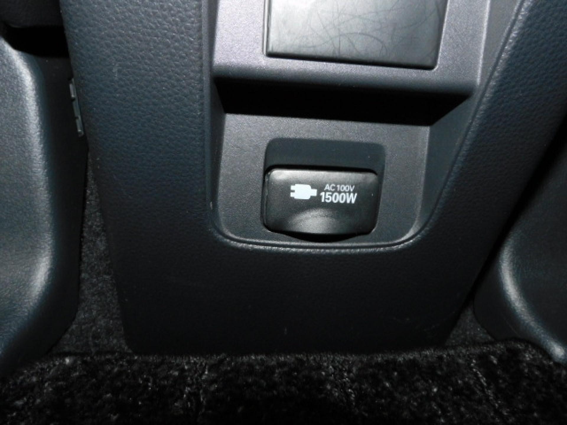 1500Wコンセント（センターコンソール後部）