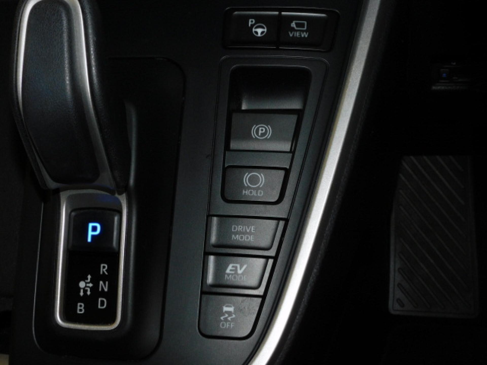 （上から）アドバンストパーク、パノラミックビューモニター（※）メーカーオプション トヨタチームメイト、電動パーキングブレーキ＆ブレーキホールド、ドライブモード、TRC