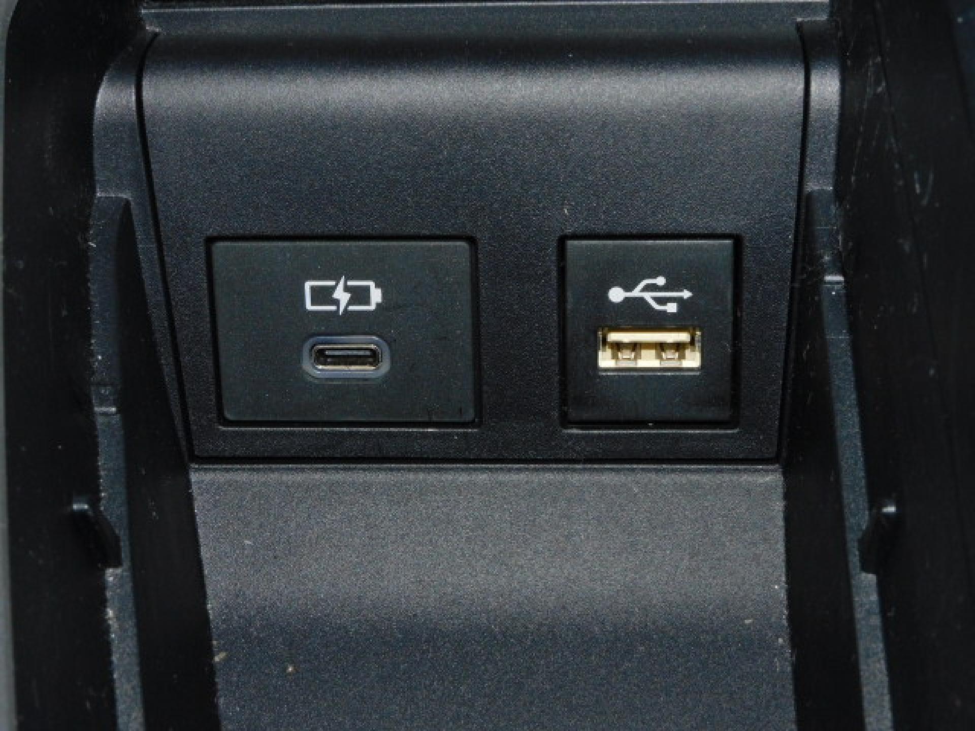 シフト横小物入れ内に充電用USB（Type-C）、通信用USB（Type-A）、各1個付いています。