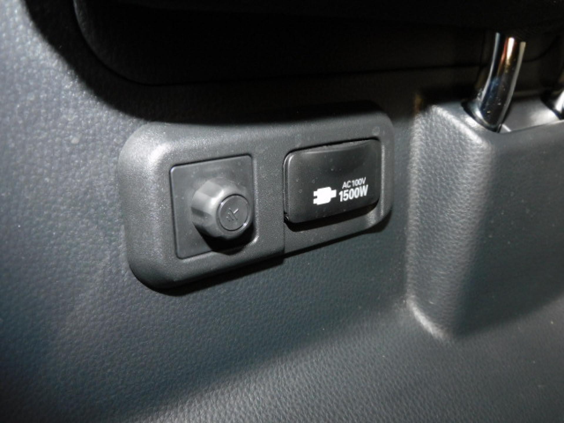 サードシート左後方には便利なACコンセントが付いております。