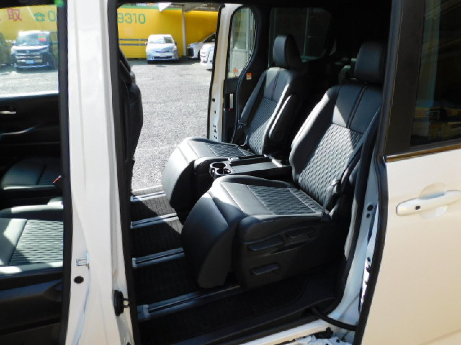 7人乗り（超ロングスライド＋リクライニング＋両側アームレスト）、折りたたみ式サイドテーブル、オットマン＆シートヒーター（※）メーカーオプション快適利便パッケージHigh