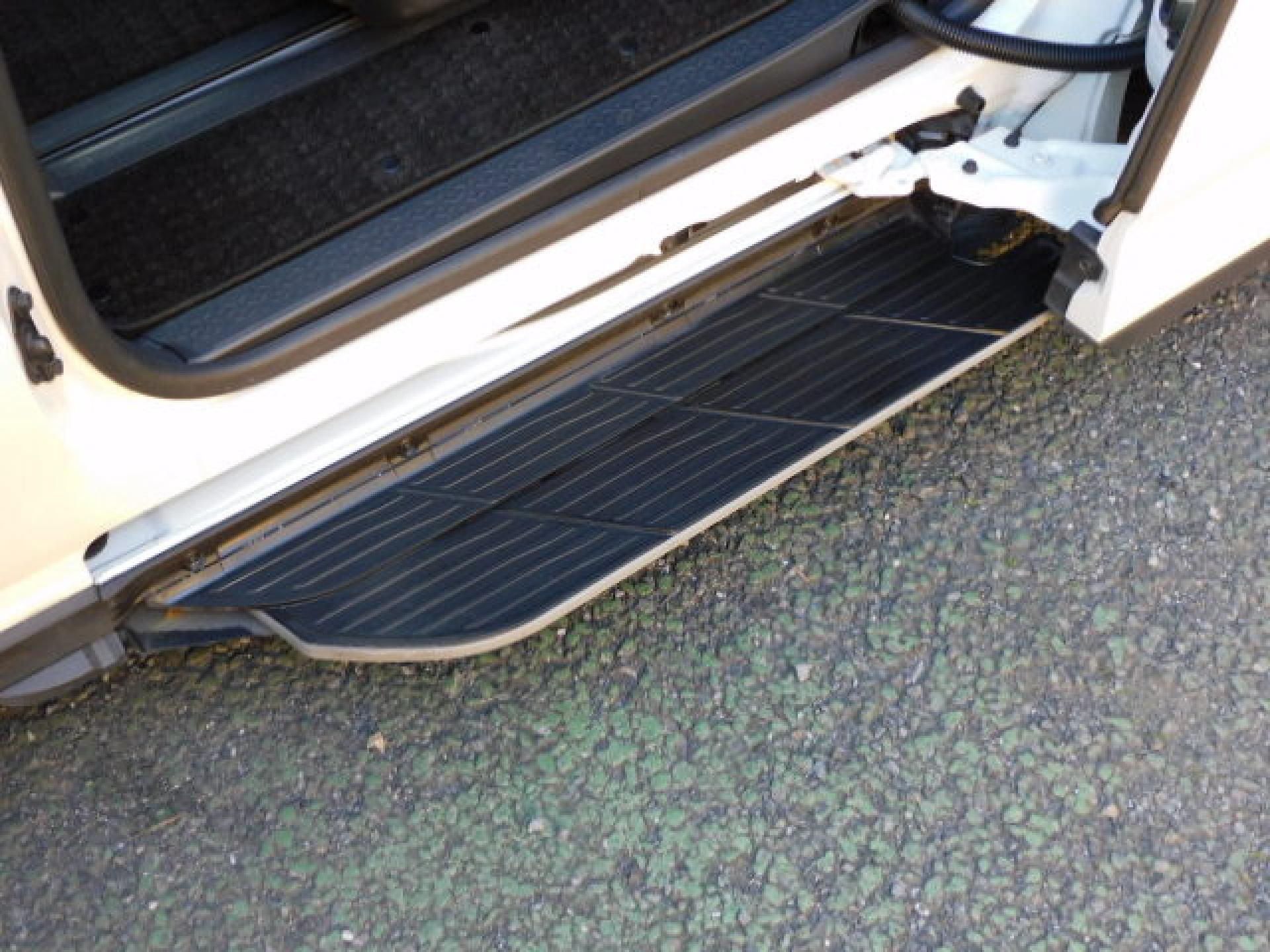 ユニバーサルステップ（※）メーカーオプション