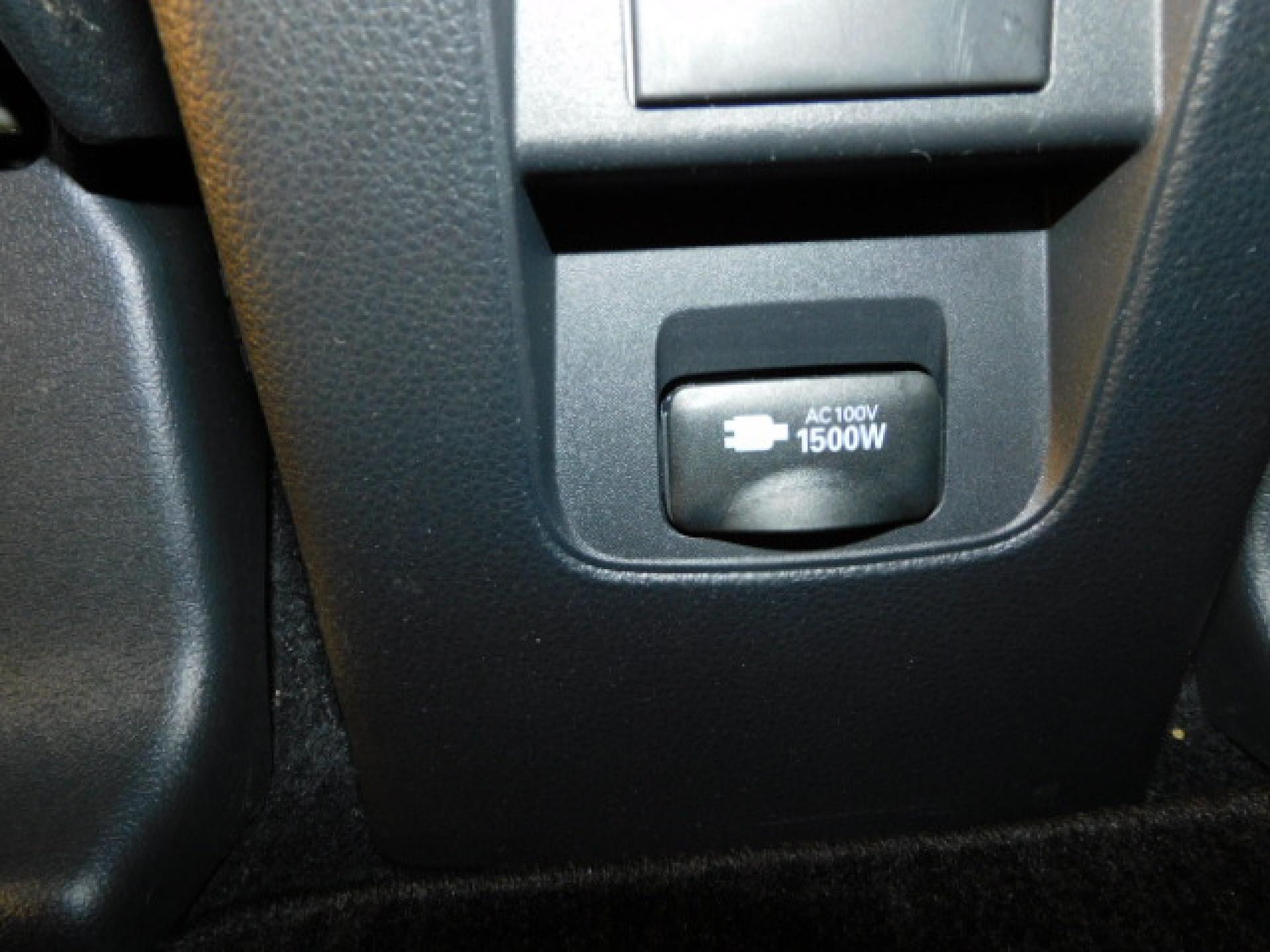 1500Wコンセント（センターコンソール後部）