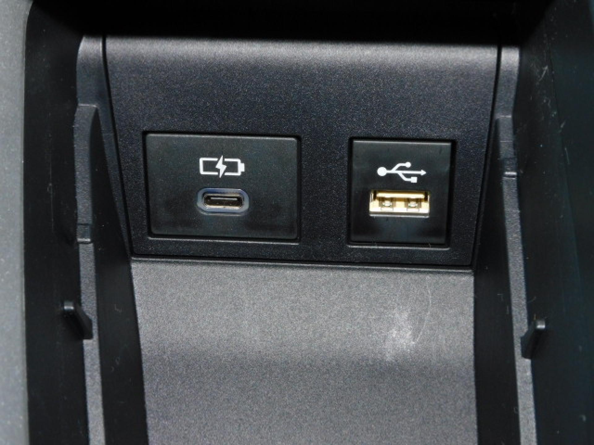 シフト横小物入れ内に充電用USB（Type-C）、通信用USB（Type-A）、各1個付いています。