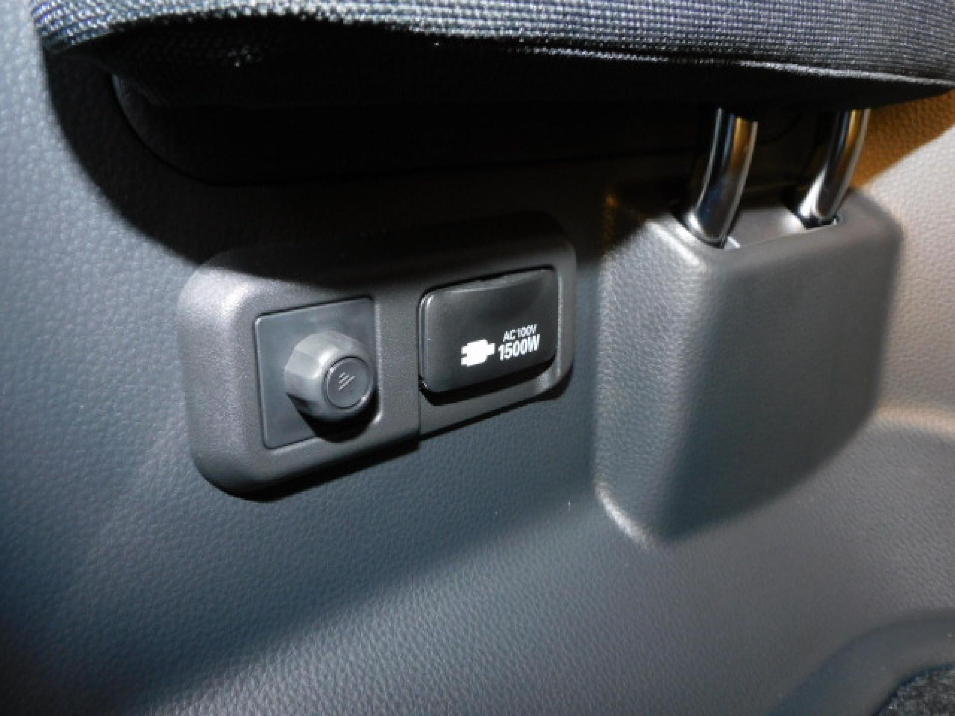 サードシート左後方には便利なACコンセントが付いております。