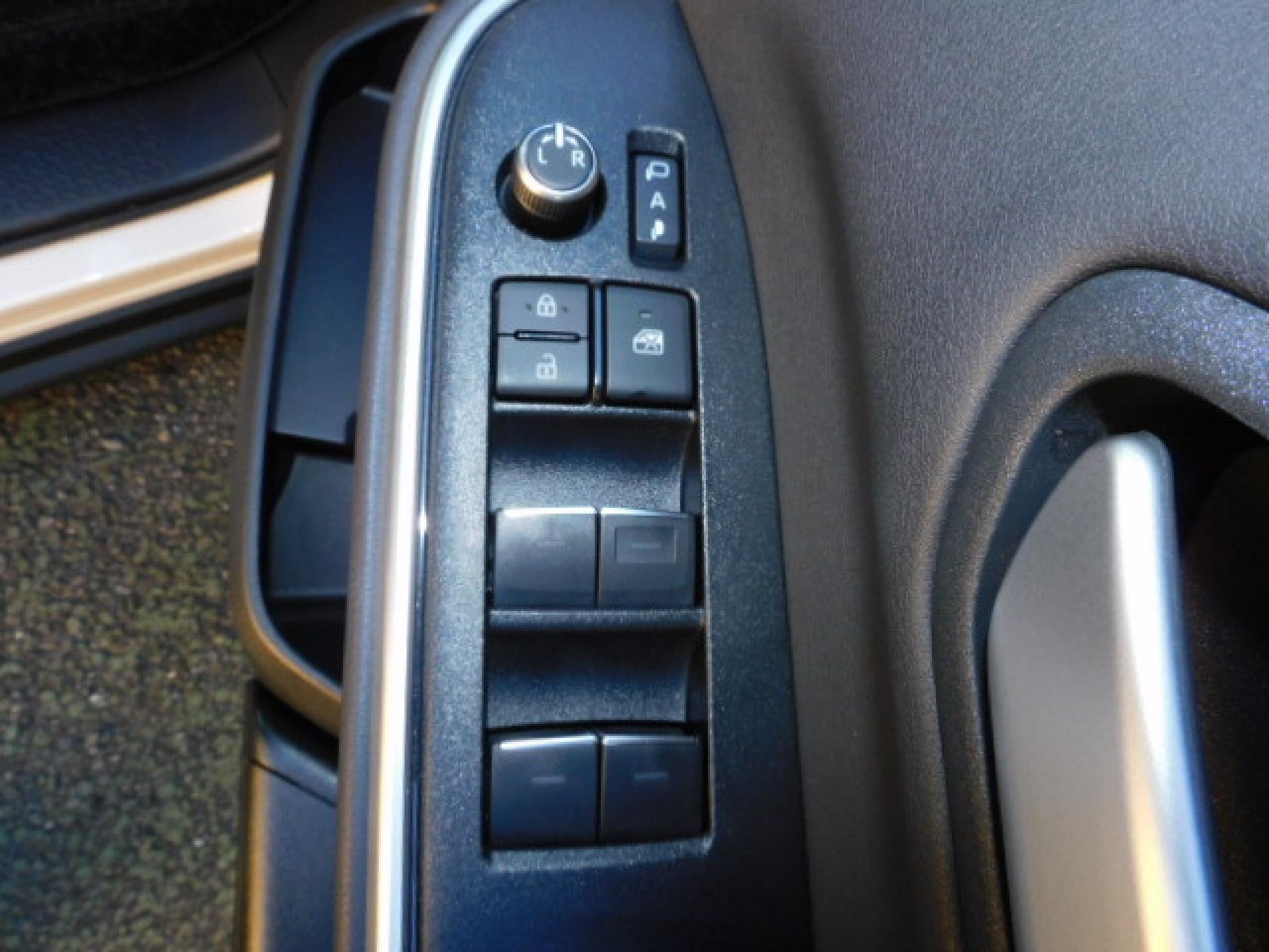 運転席ドアスイッチ、ドアポケット下部にサイドBOXゴミ箱（左右ドア）（※）ディーラーオプション