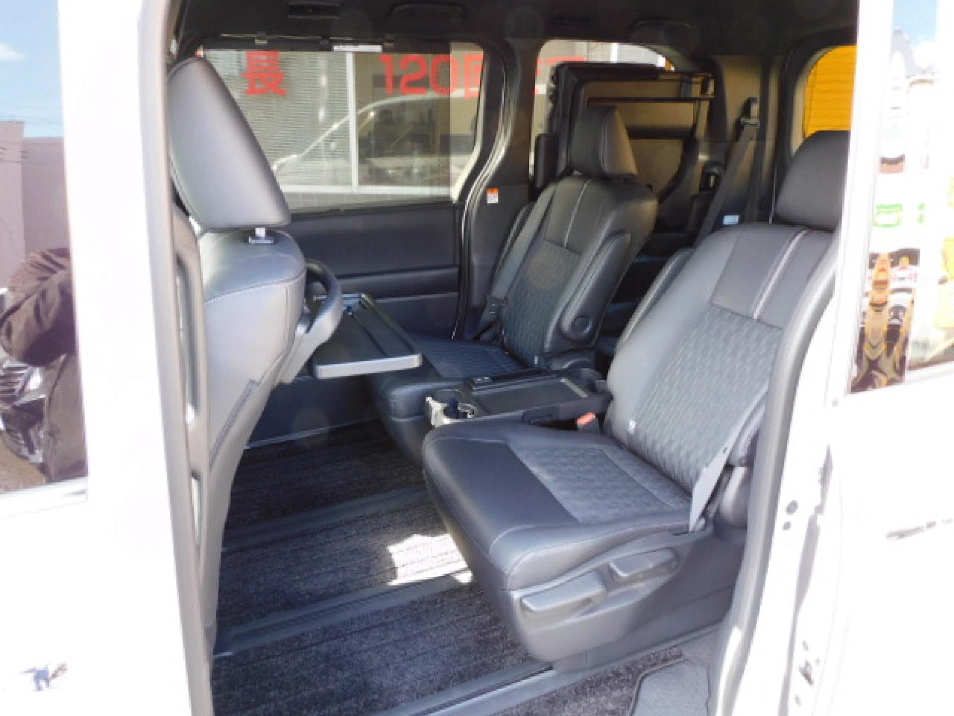 7人乗り（超ロングスライド＋リクライニング＋両側アームレスト）、折りたたみ式サイドテーブル、シートヒーター（※）メーカーオプション快適利便パッケージHigh、シートバックテーブル（※）ディーラーオプション