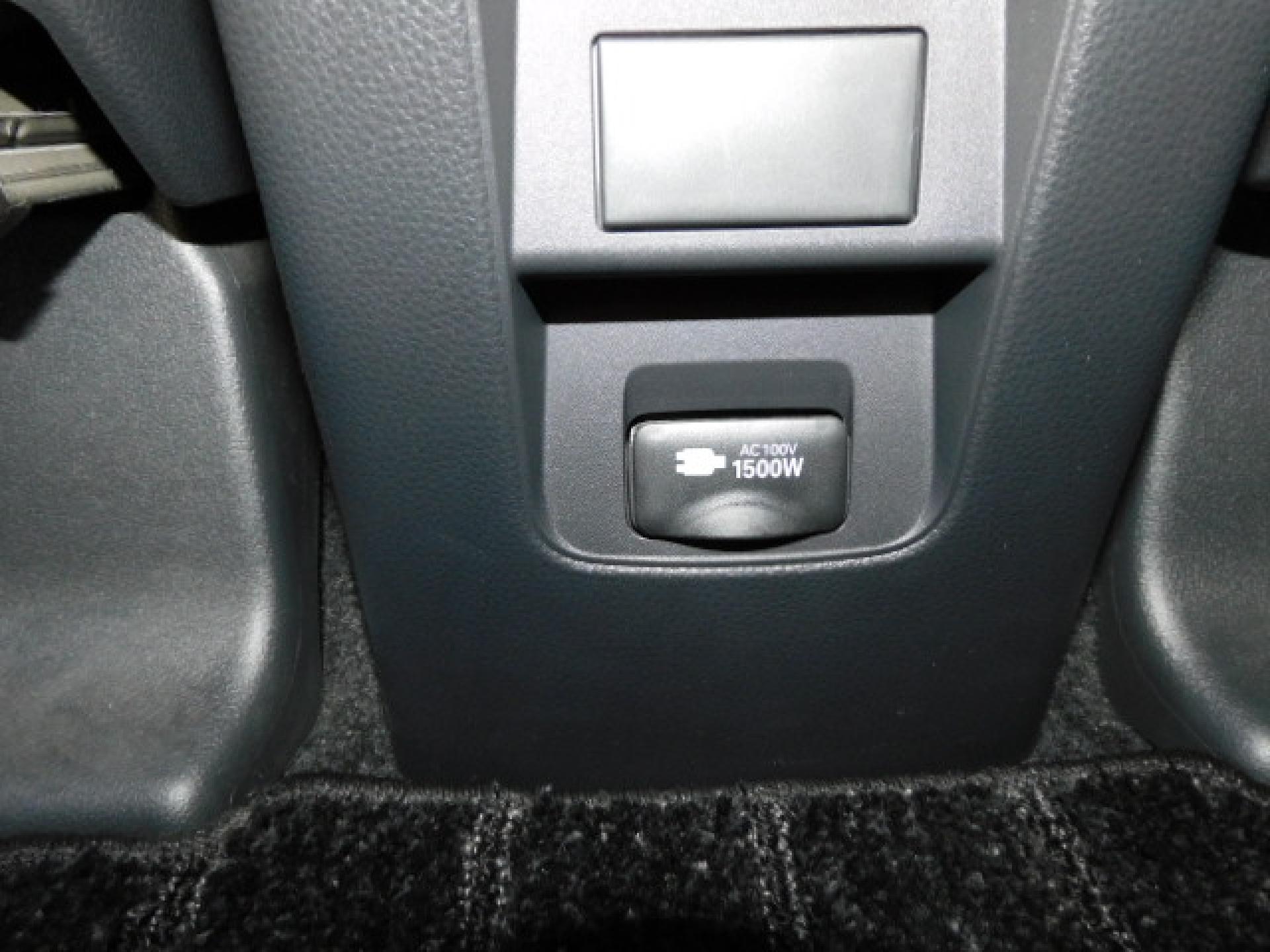 1500Wコンセント（センターコンソール後部）