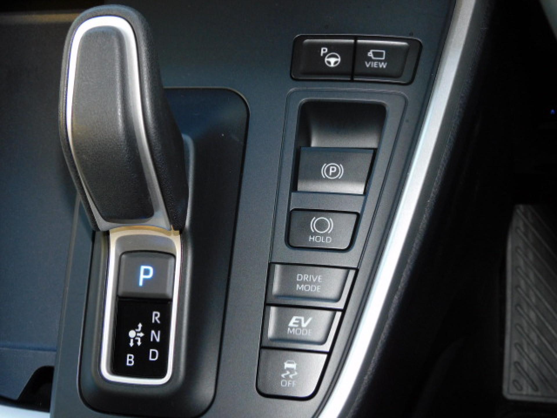 （上から）アドバンストパーク、パノラミックビューモニター（※）メーカーオプション トヨタチームメイト、電動パーキングブレーキ＆ブレーキホールド、ドライブモード、TRC