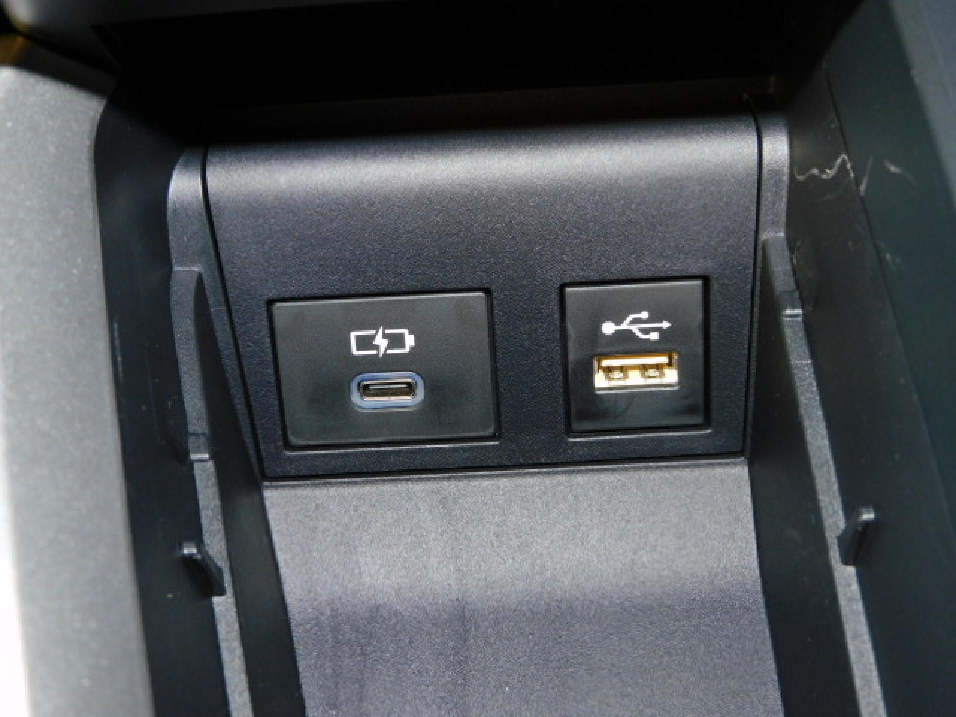 シフト横小物入れ内に充電用USB（Type-C）、通信用USB（Type-A）、各1個付いています。