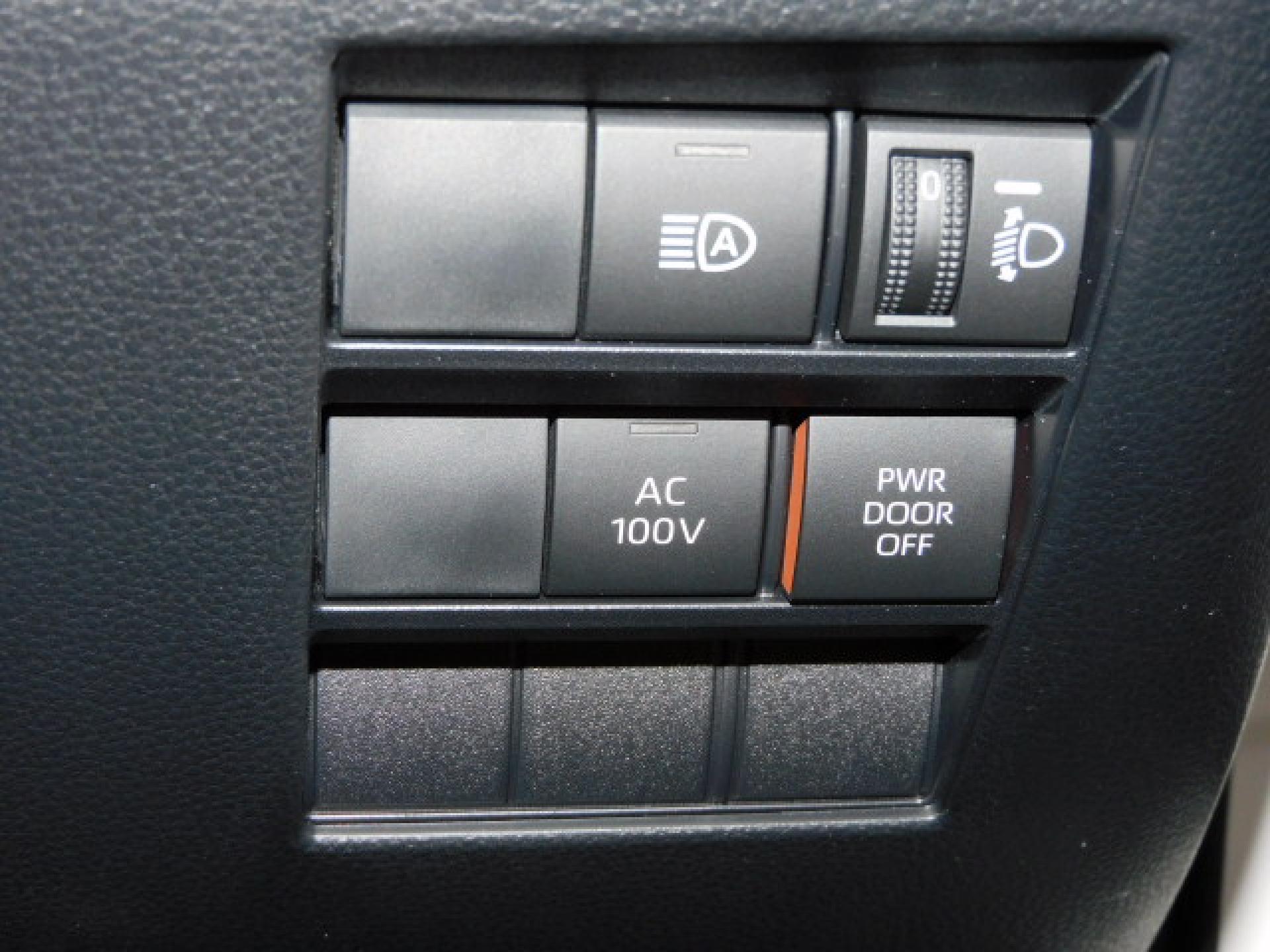 オートマチックハイビーム、ヘッドライトレベリングスイッチ、AC100V/1500Wメインスイッチ、パワードアメインスイッチ