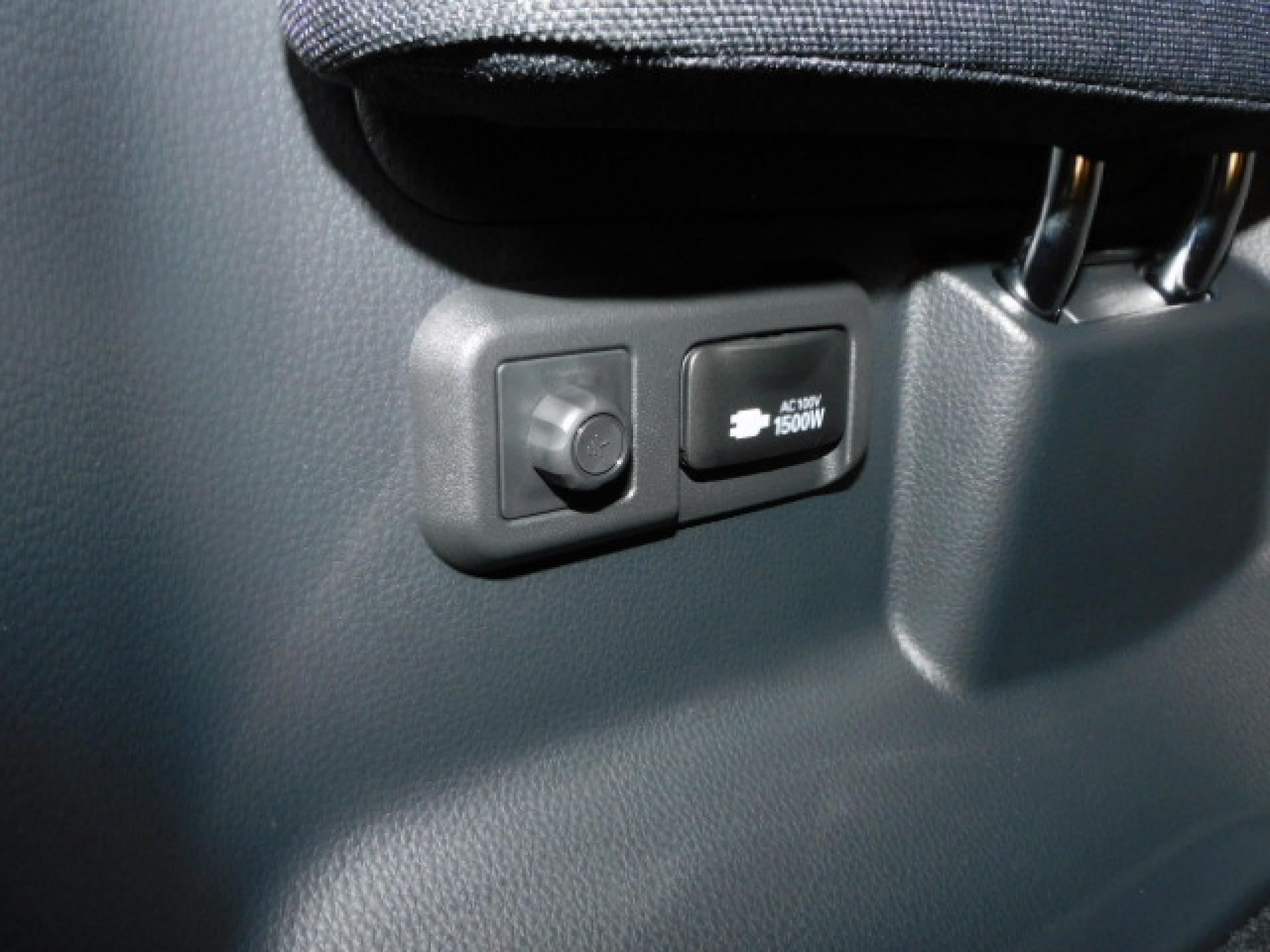 サードシート左後方には便利なACコンセントが付いております。